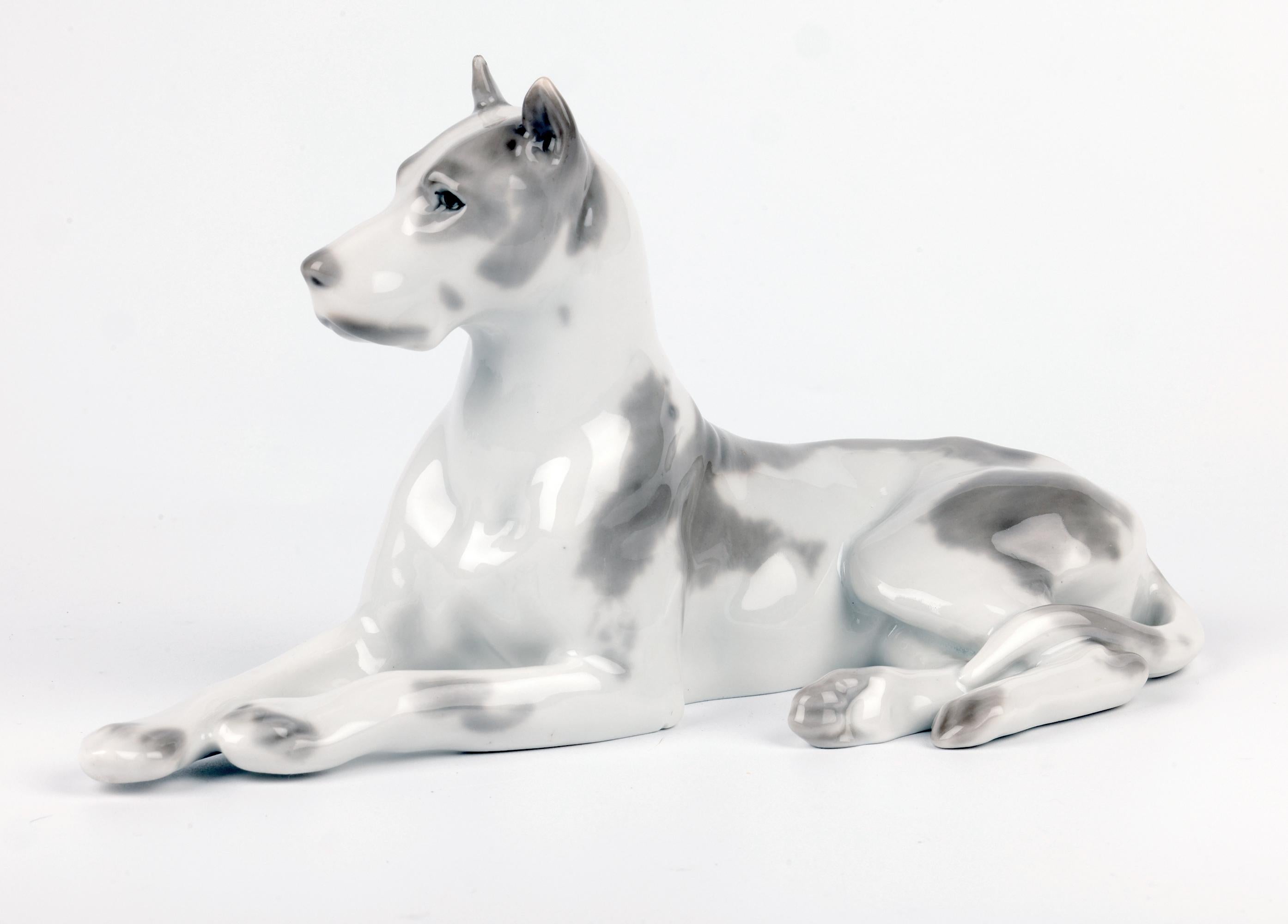Lomonosov Porcelain du milieu du siècle, peint à la main, représentant un chien couché en vente 8