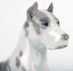 Lomonosov Porcelain Figur eines liegenden Hundes, Mitte des Jahrhunderts, handbemalt