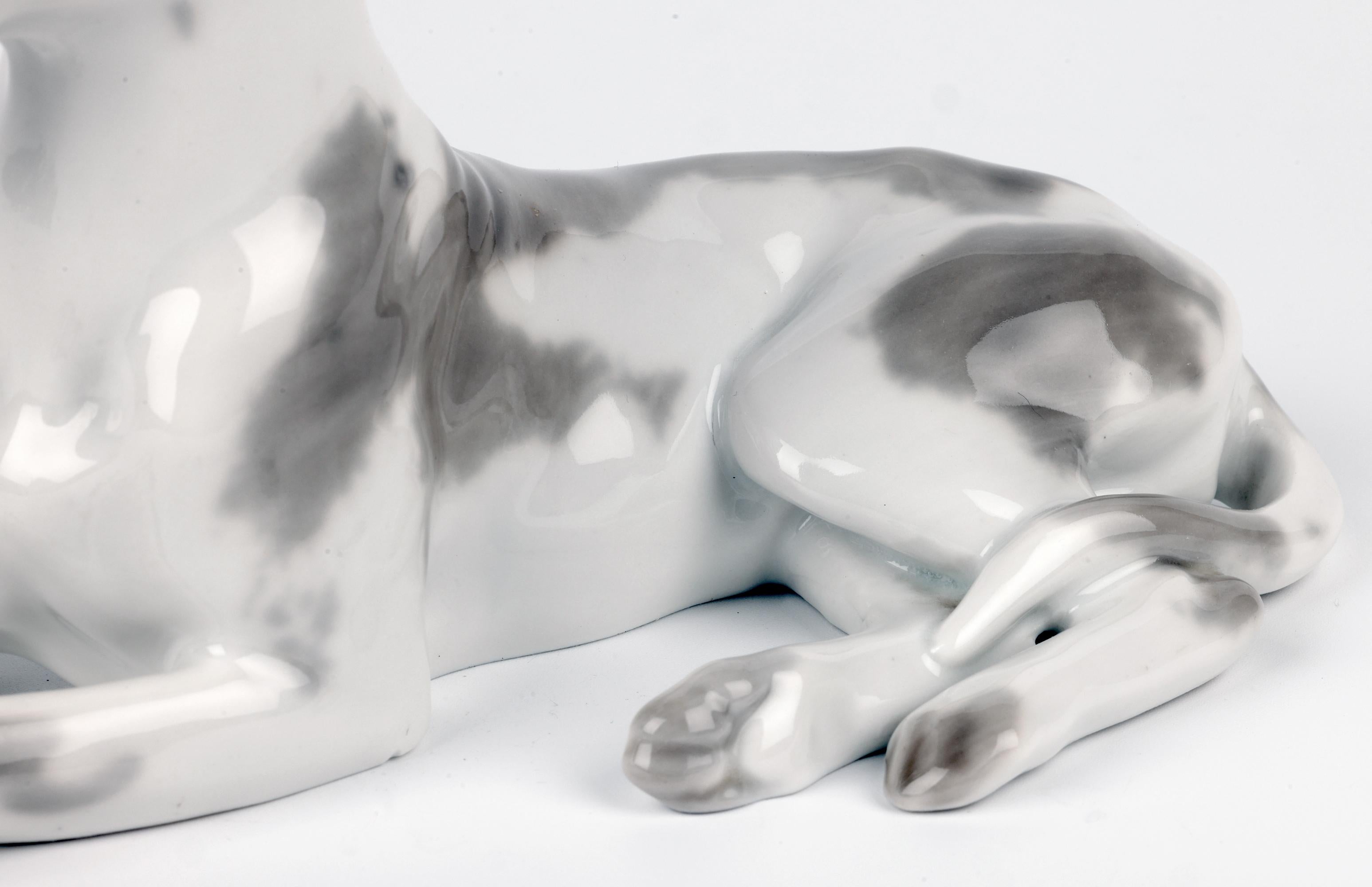 Mid-Century Modern Lomonosov Porcelain du milieu du siècle, peint à la main, représentant un chien couché en vente