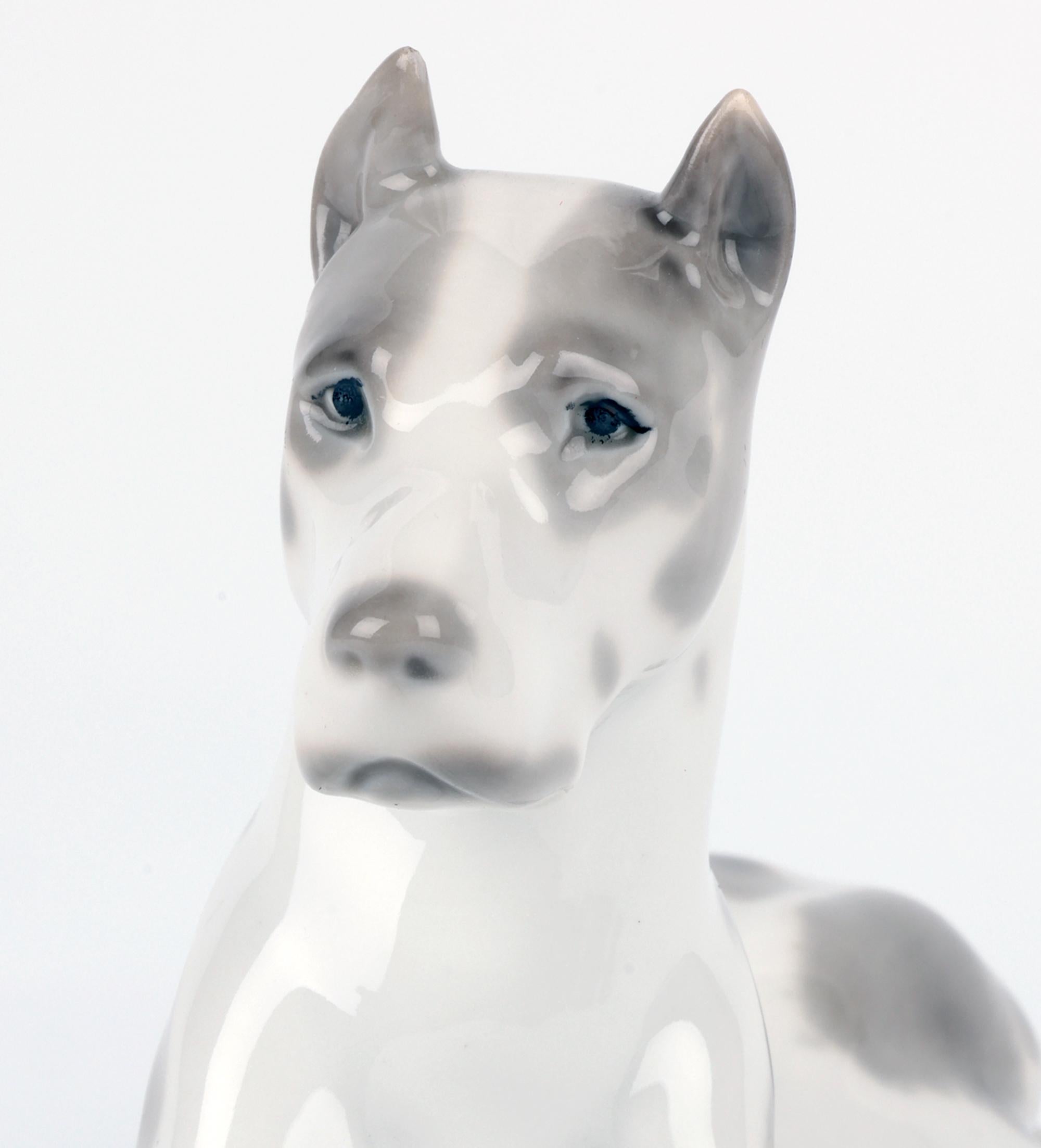 Russe Lomonosov Porcelain du milieu du siècle, peint à la main, représentant un chien couché en vente