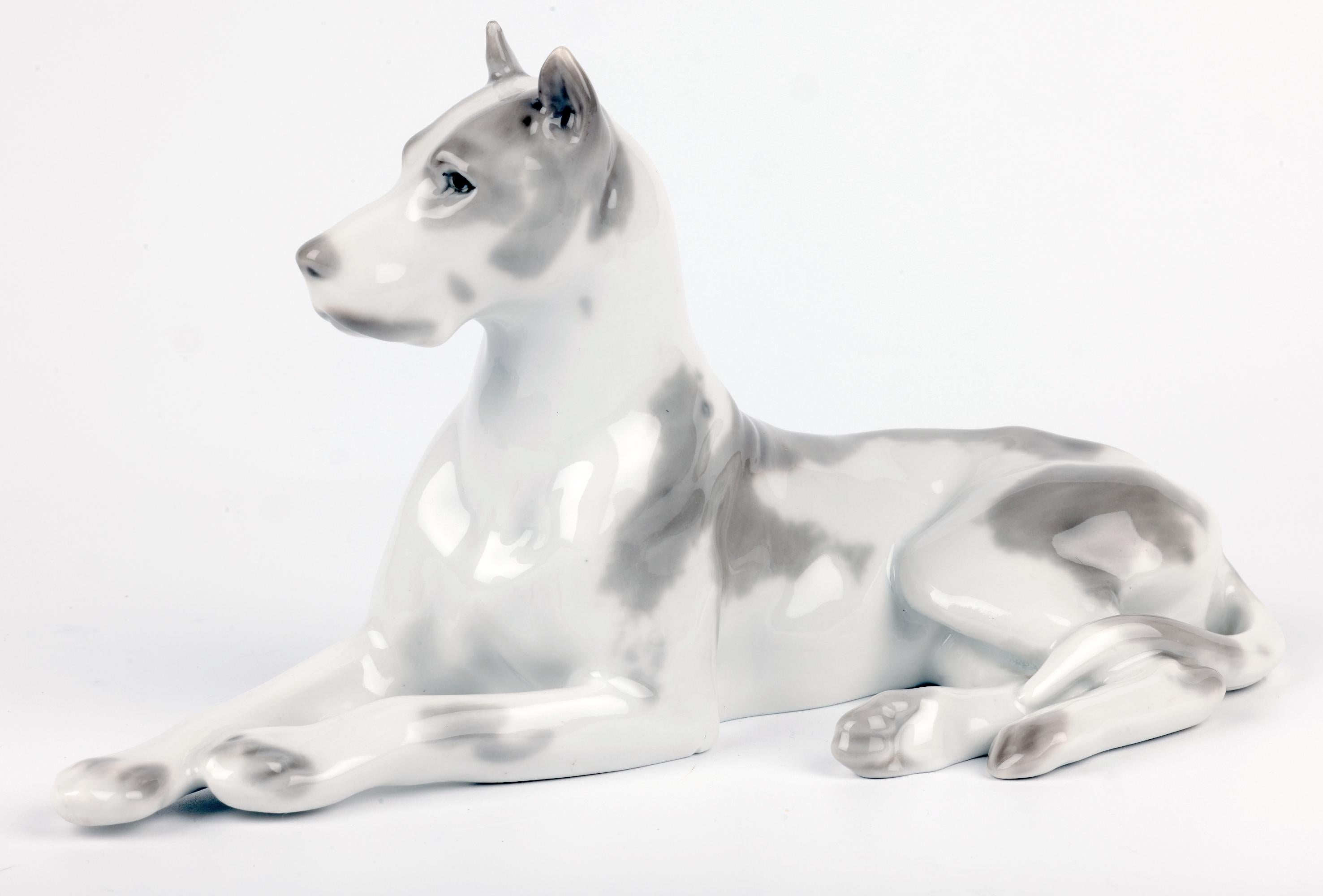 Lomonosov Porcelain du milieu du siècle, peint à la main, représentant un chien couché Bon état - En vente à Bishop's Stortford, Hertfordshire