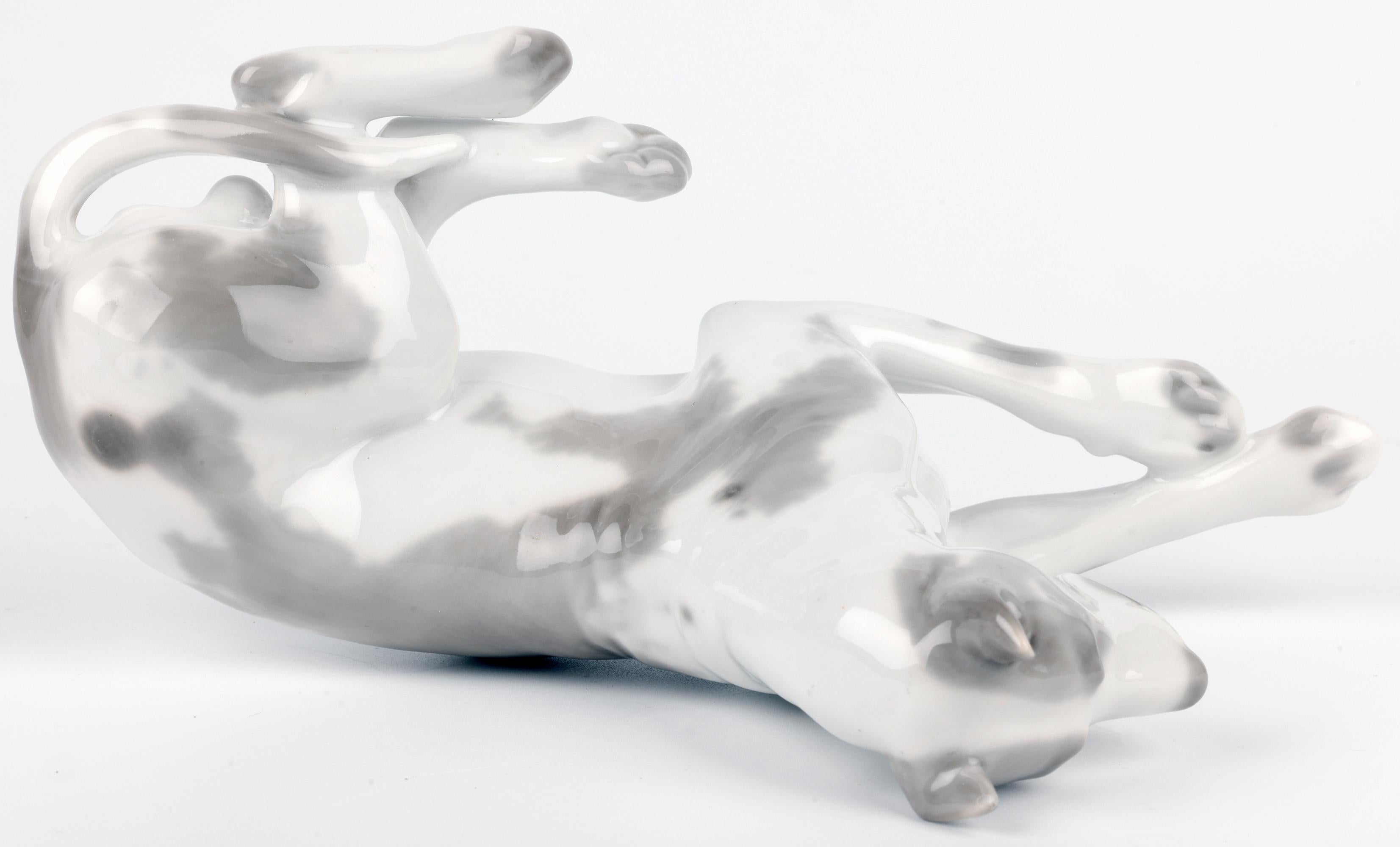 Milieu du XXe siècle Lomonosov Porcelain du milieu du siècle, peint à la main, représentant un chien couché en vente