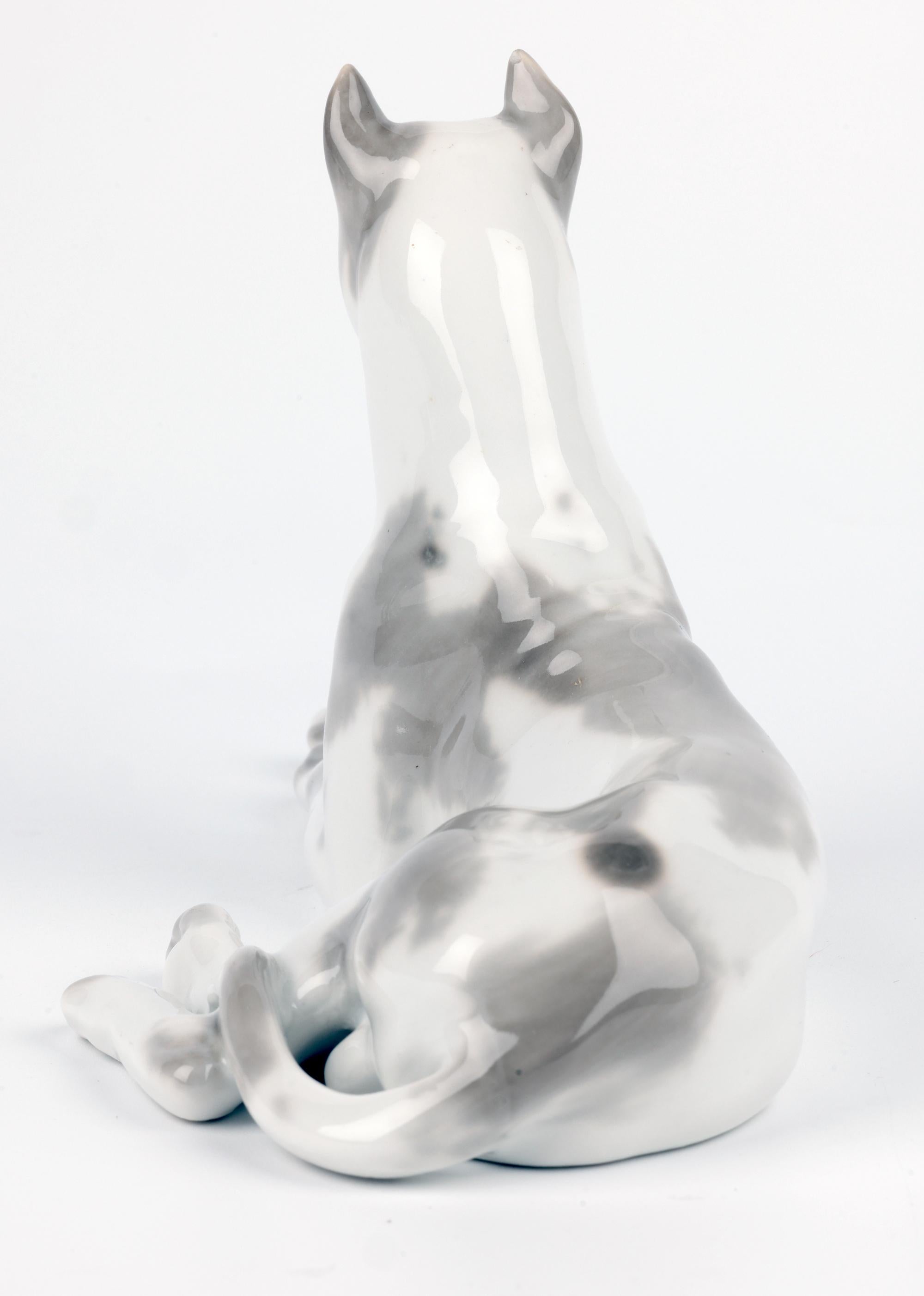 Porcelaine Lomonosov Porcelain du milieu du siècle, peint à la main, représentant un chien couché en vente