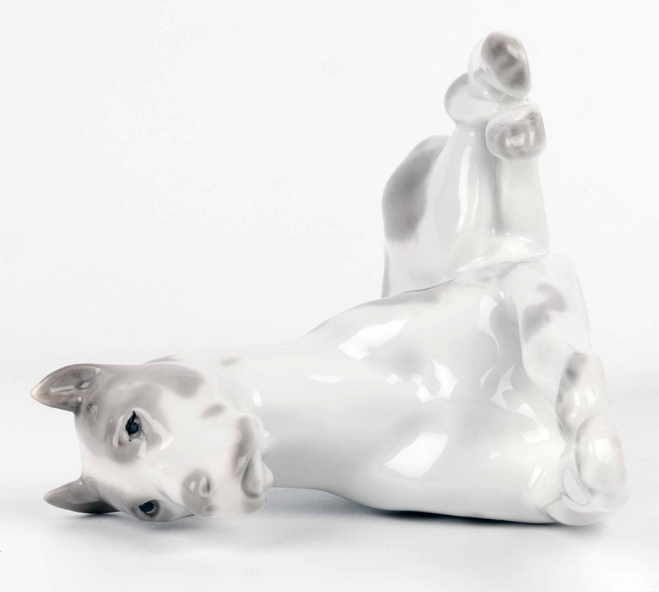 Lomonosov Porcelain du milieu du siècle, peint à la main, représentant un chien couché en vente 1