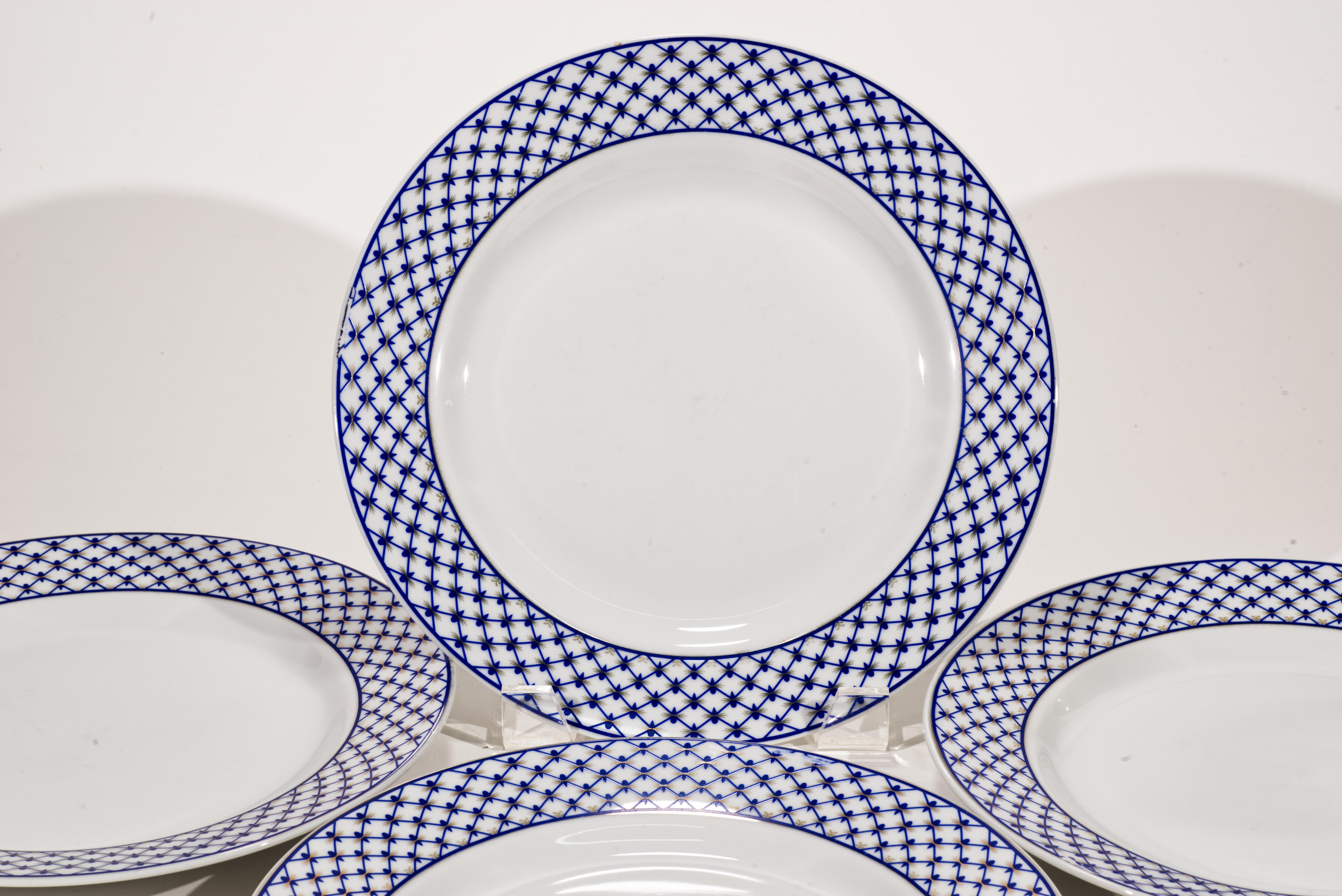  La vajilla de porcelana vintage presenta el motivo Cobalt Net, formado por líneas azules cobalto que se entrecruzan con puntos dorados en sus intersecciones. La perfección geométrica y el llamativo ritmo del motivo Cobalt Net decorado a mano