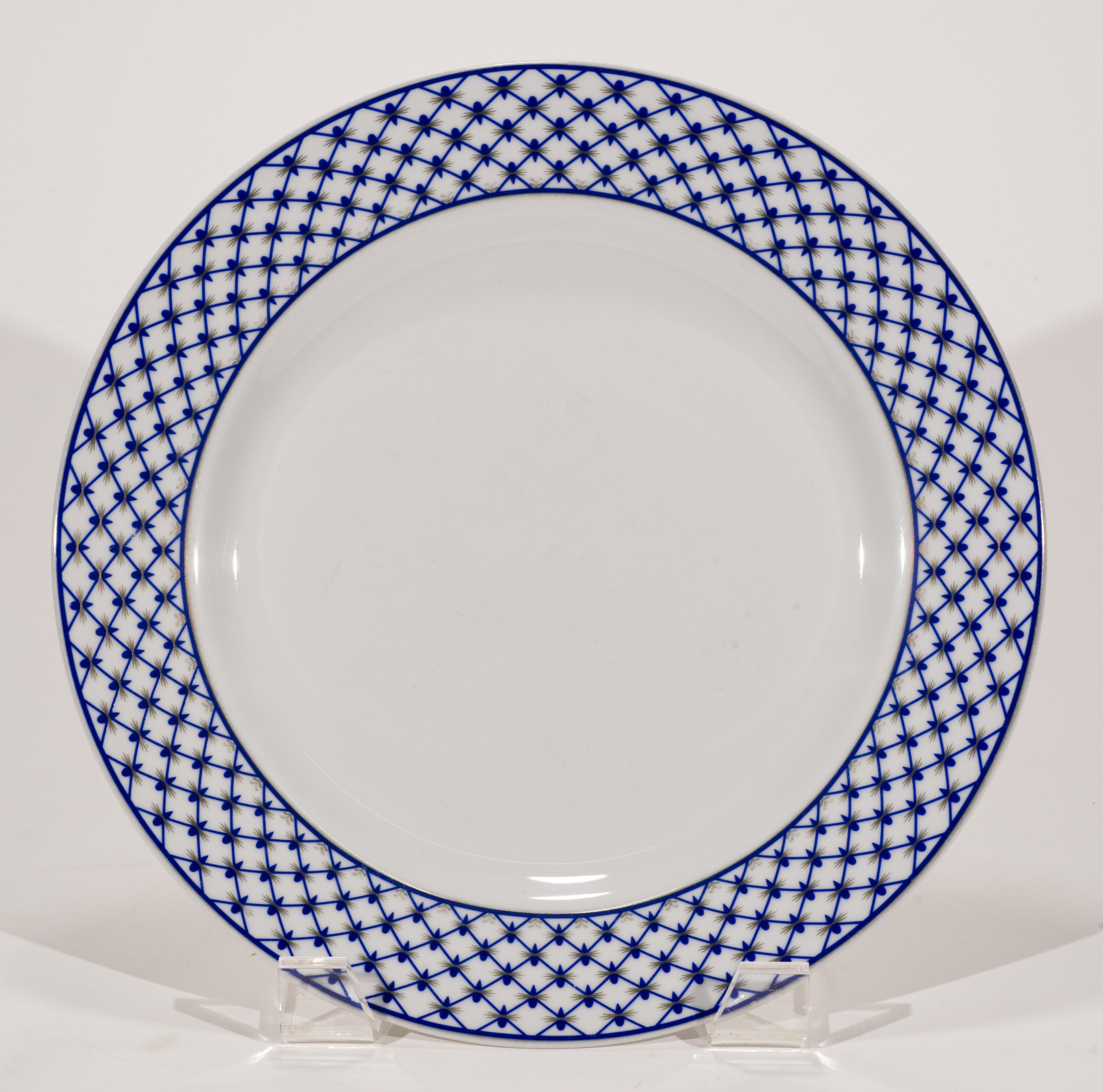 Juego de 4 platos llanos de porcelana Lomonosov, red cobalto en azul y oro Ruso en venta