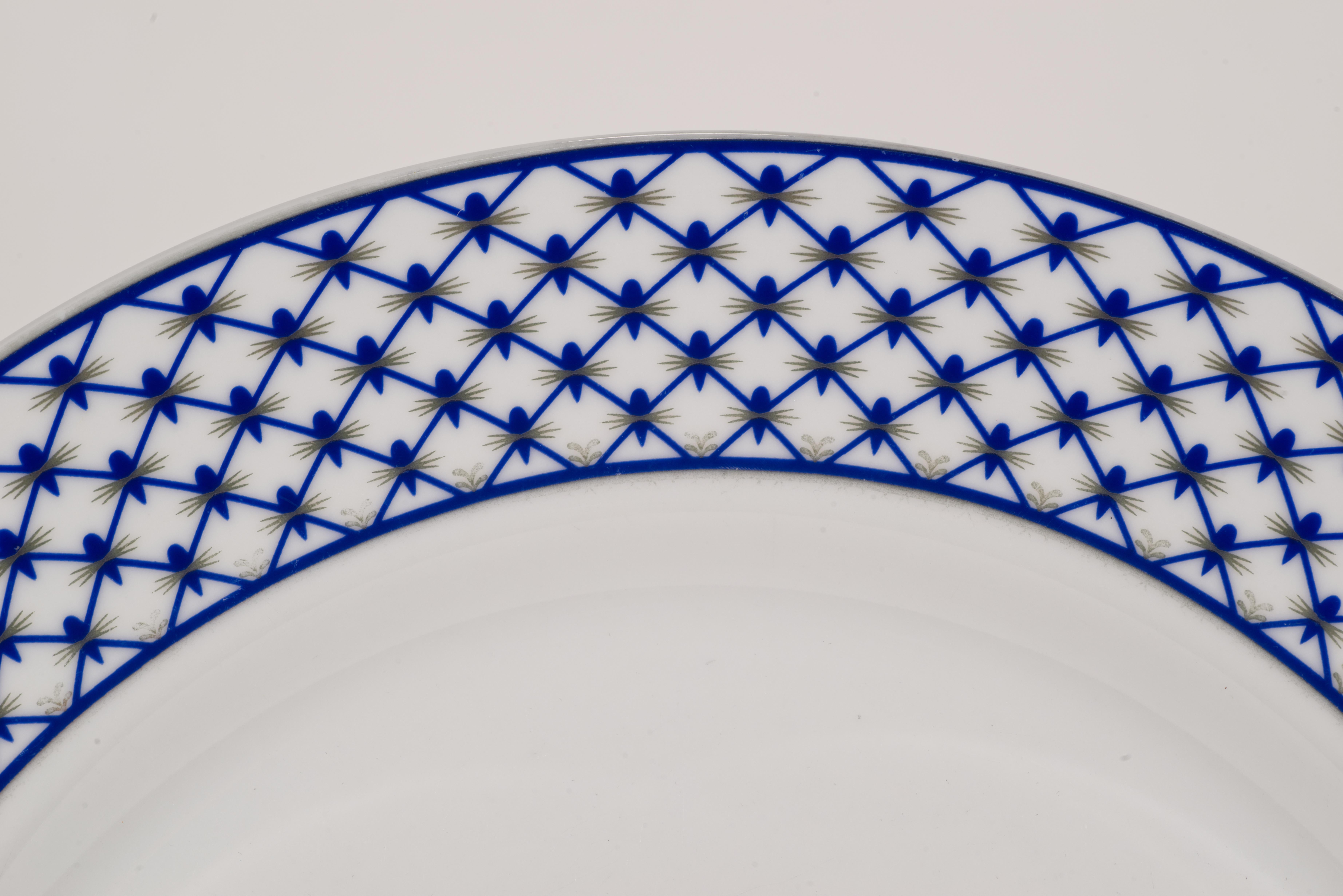 Juego de 4 platos llanos de porcelana Lomonosov, red cobalto en azul y oro Glaseado en venta