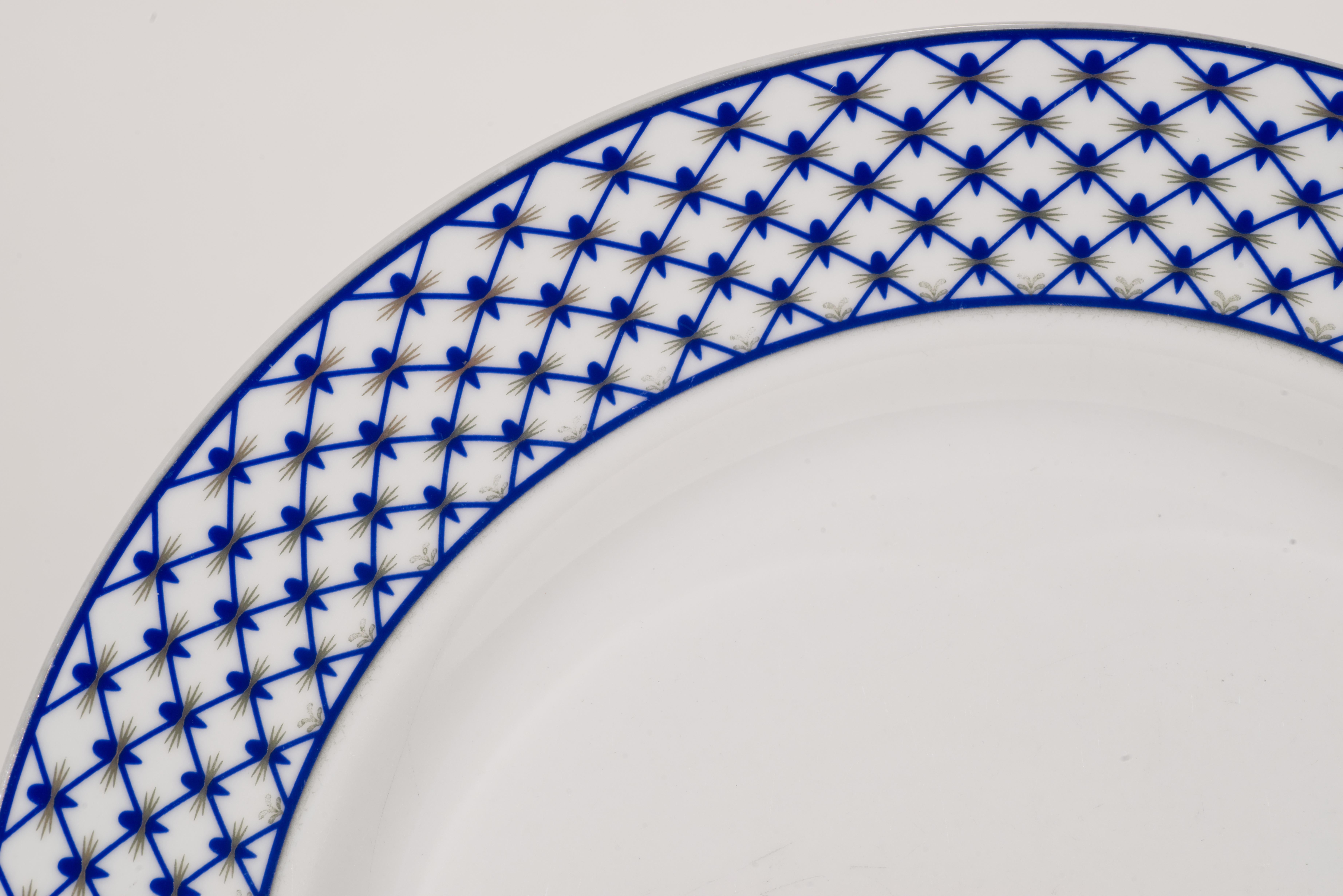 Juego de 4 platos llanos de porcelana Lomonosov, red cobalto en azul y oro en Bueno estado para la venta en Clifton Springs, NY