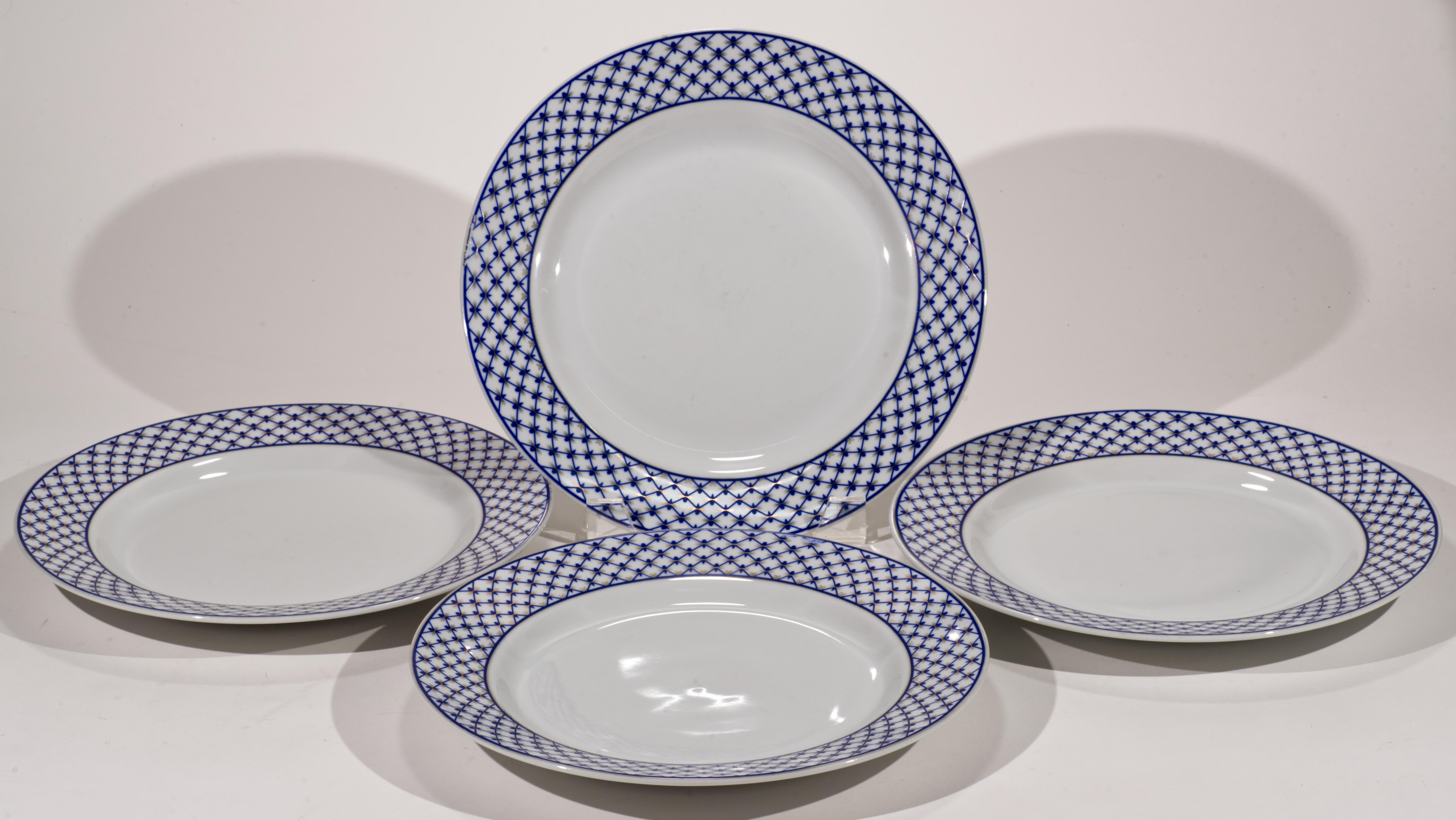 Juego de 4 platos llanos de porcelana Lomonosov, red cobalto en azul y oro siglo XX en venta