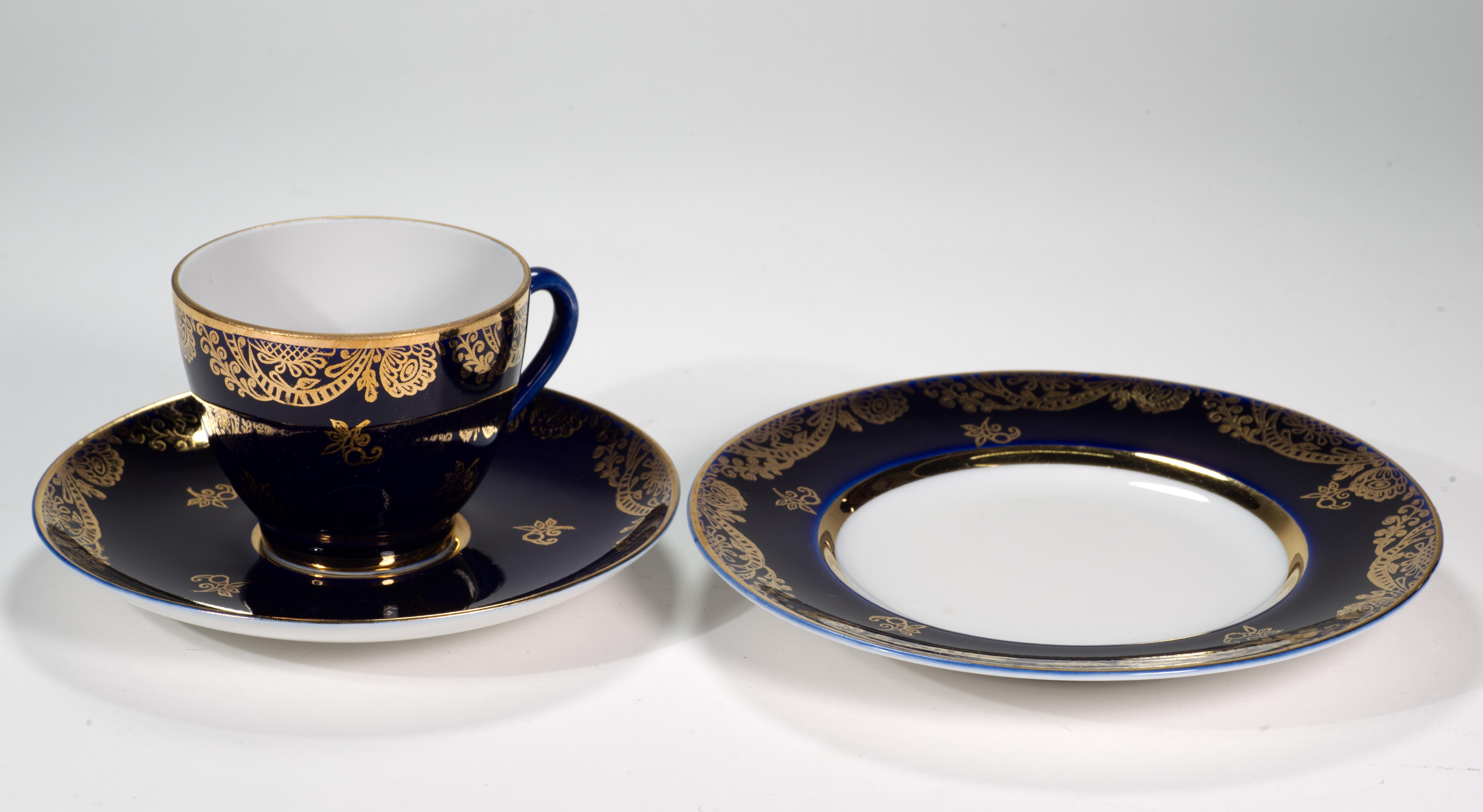 Arts and Crafts Set di tazze, piattini e piatti di Lomonosov Porcelain, blu cobalto e oro 1986-1992 in vendita