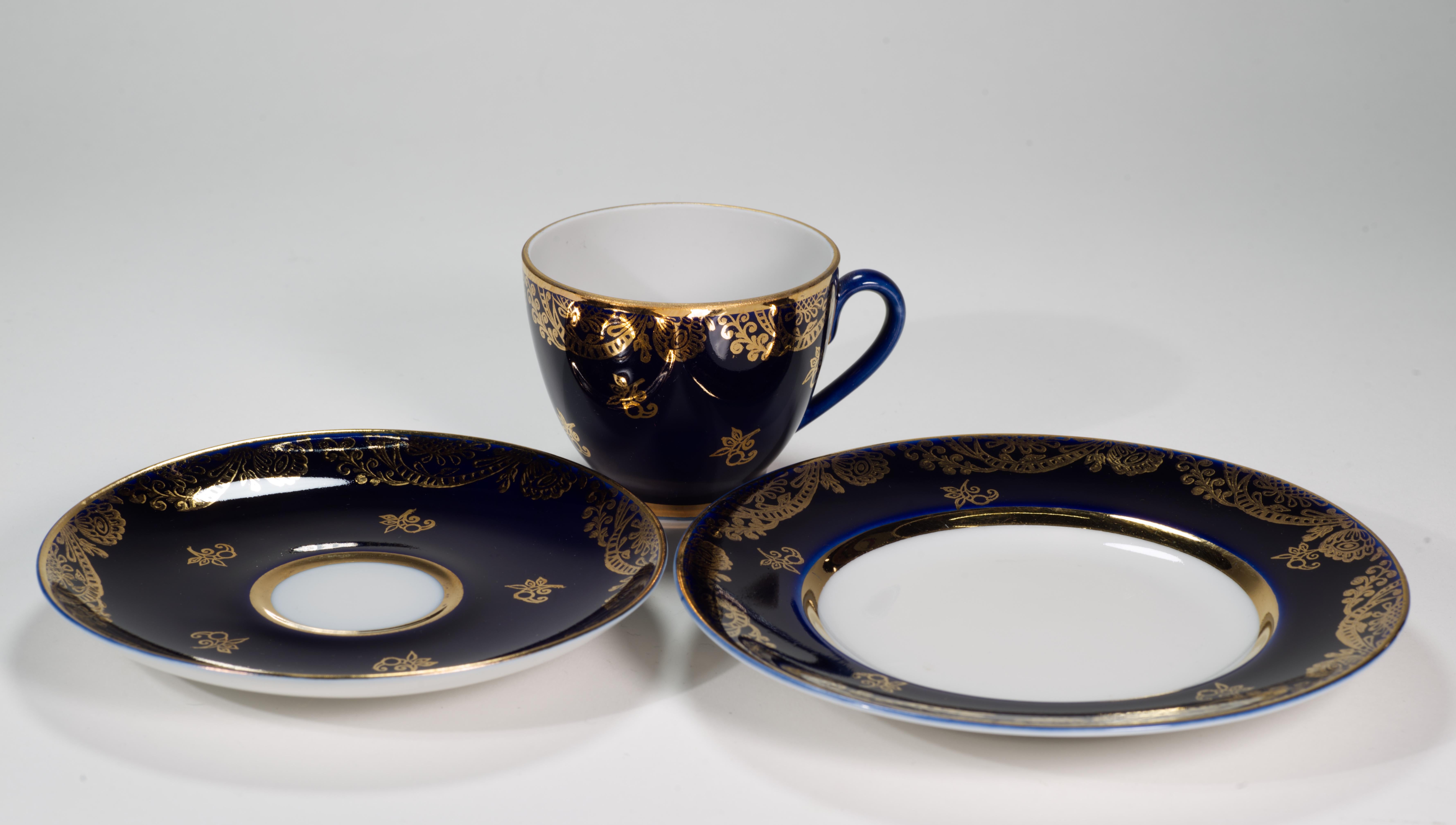 Russo Set di tazze, piattini e piatti di Lomonosov Porcelain, blu cobalto e oro 1986-1992 in vendita