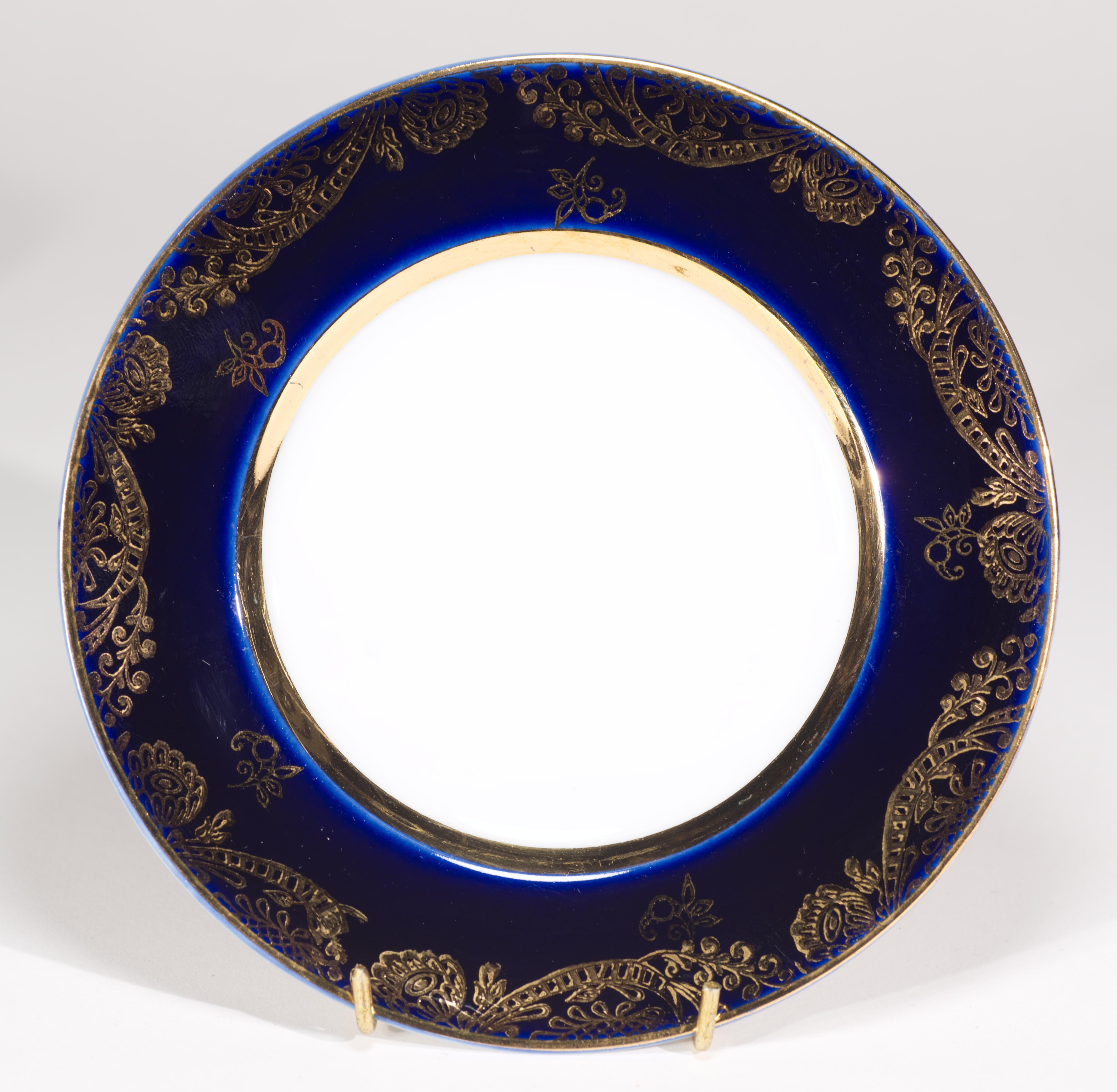 Smaltato Set di tazze, piattini e piatti di Lomonosov Porcelain, blu cobalto e oro 1986-1992 in vendita