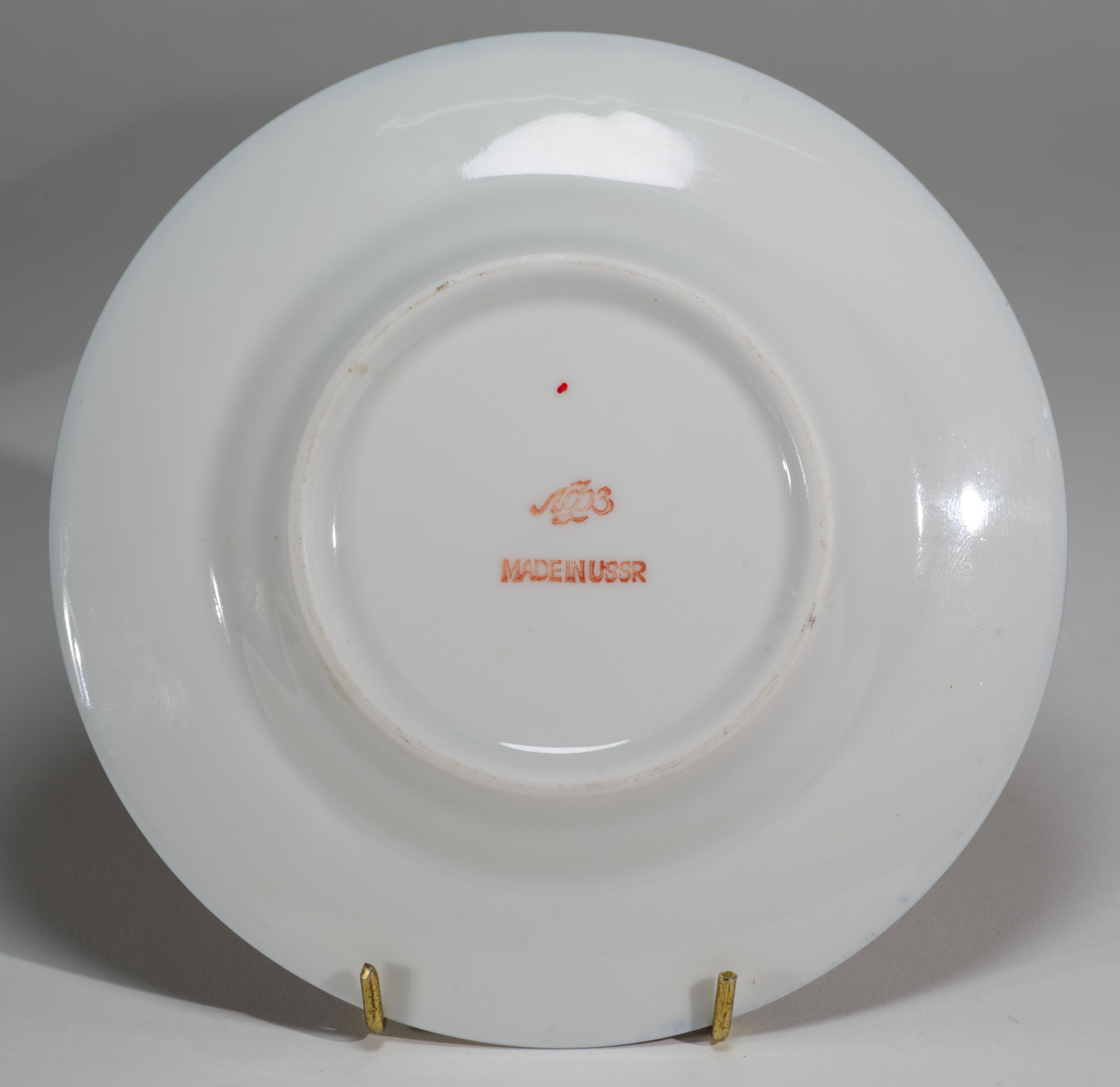 Set di tazze, piattini e piatti di Lomonosov Porcelain, blu cobalto e oro 1986-1992 In condizioni buone in vendita a Clifton Springs, NY