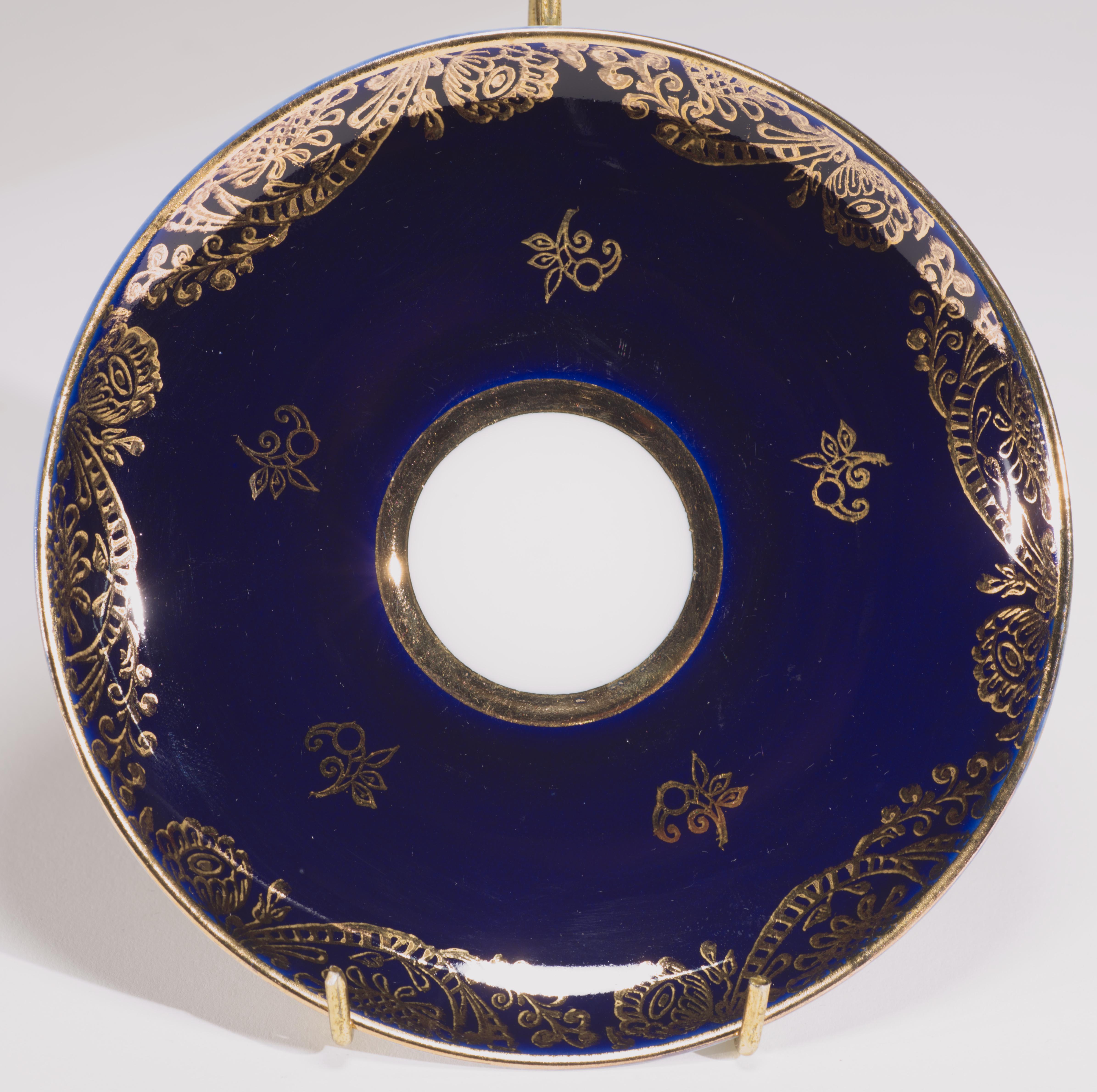 XX secolo Set di tazze, piattini e piatti di Lomonosov Porcelain, blu cobalto e oro 1986-1992 in vendita
