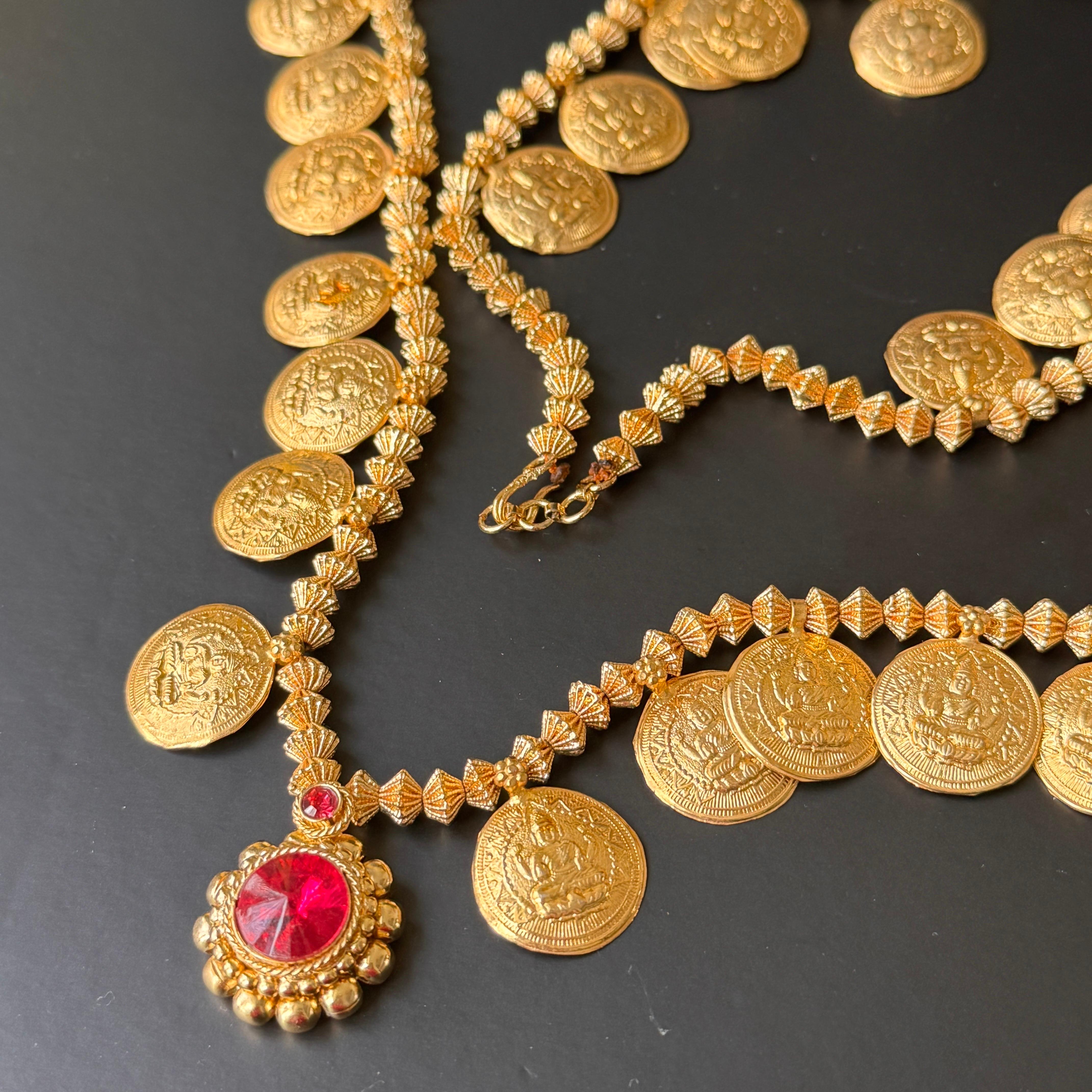 Lon Collana di perline con monete d'argento dorate, fatta a mano, è una vecchia collana di perline in vendita 5