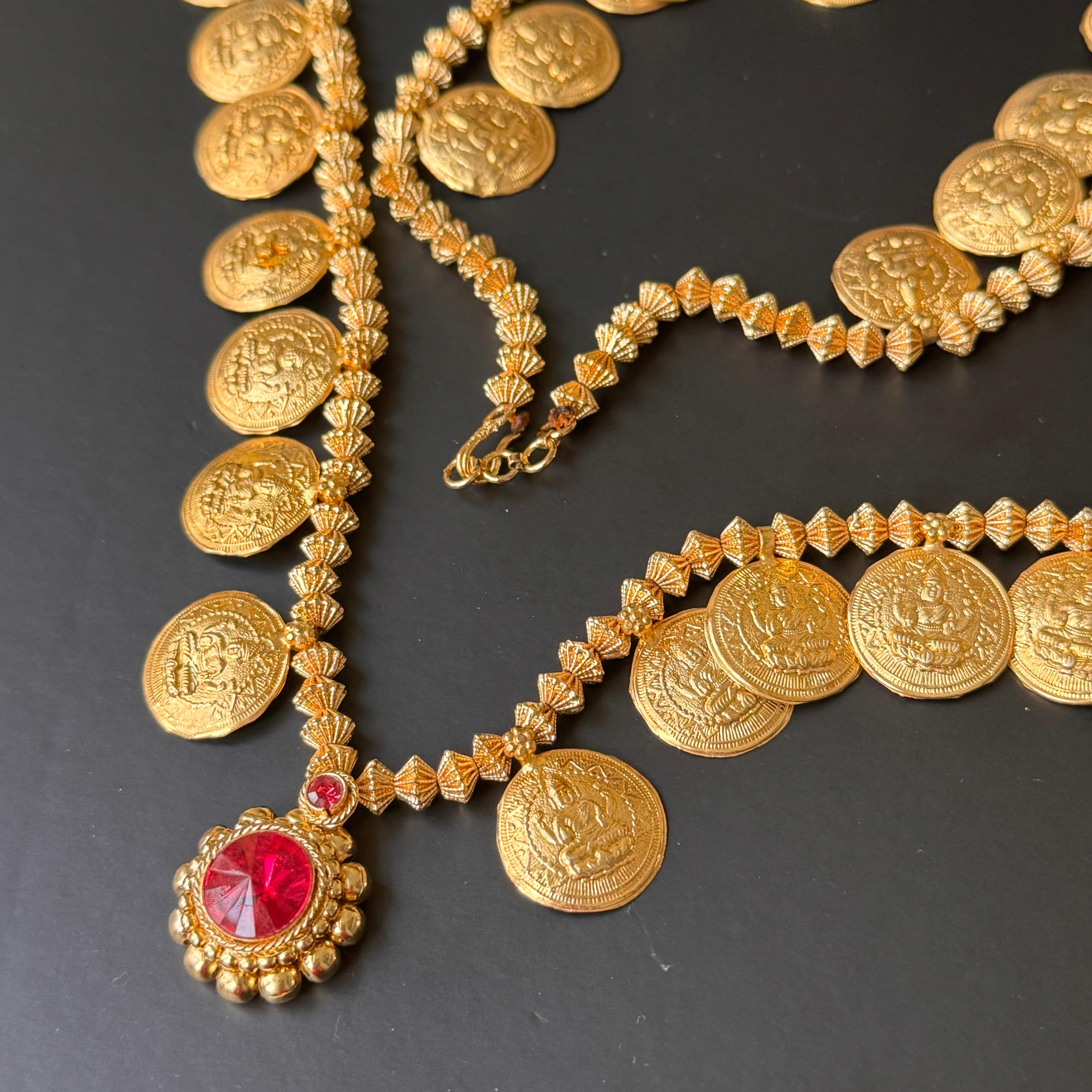 Anglo-indiano Lon Collana di perline con monete d'argento dorate, fatta a mano, è una vecchia collana di perline in vendita