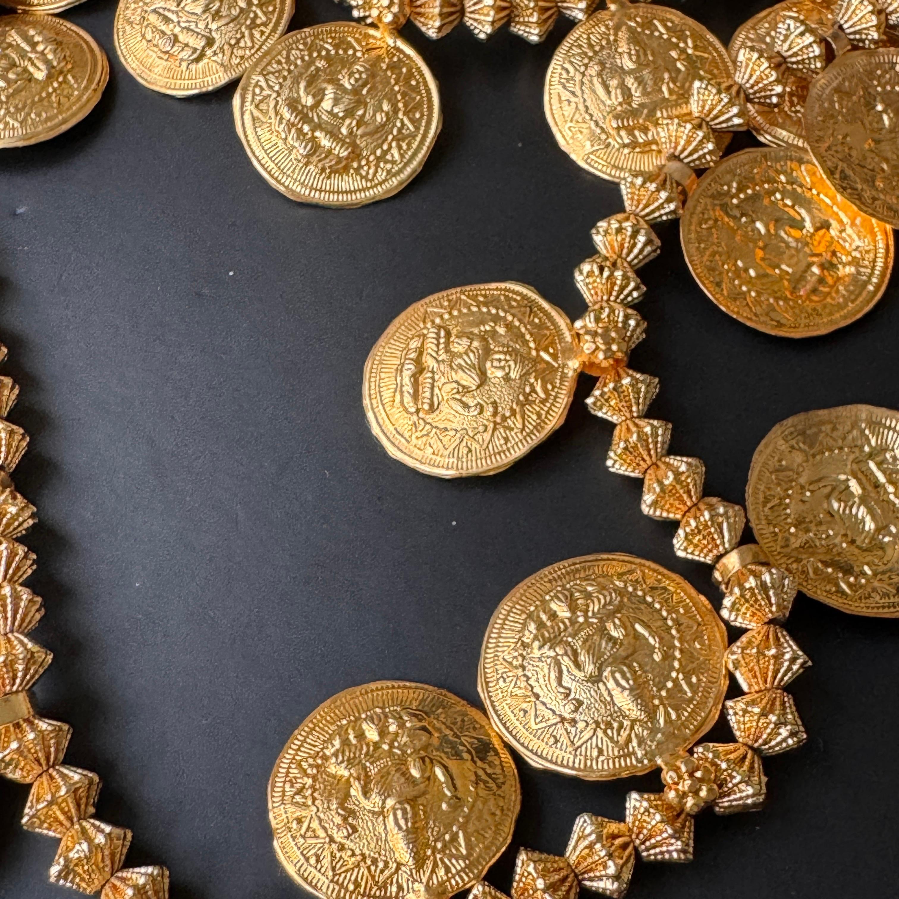 Lon Collana di perline con monete d'argento dorate, fatta a mano, è una vecchia collana di perline in vendita 1