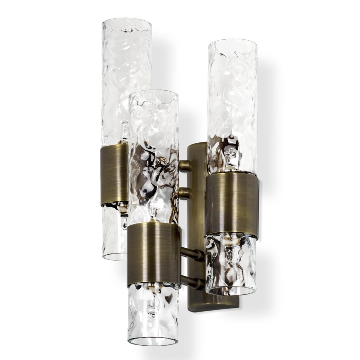 Wall lamp londa with structure in aged brushed solid brass.
With 6 glass shades in hand-crafted ondulated clear glass.
Wall lamp with 6 bulbs, bulbs not included.