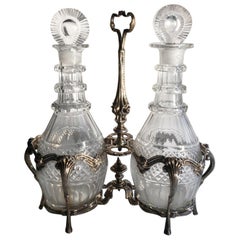 London 1750 George IV. Silber-Krümelentferner-Set mit zwei geschliffenen Glasflaschen