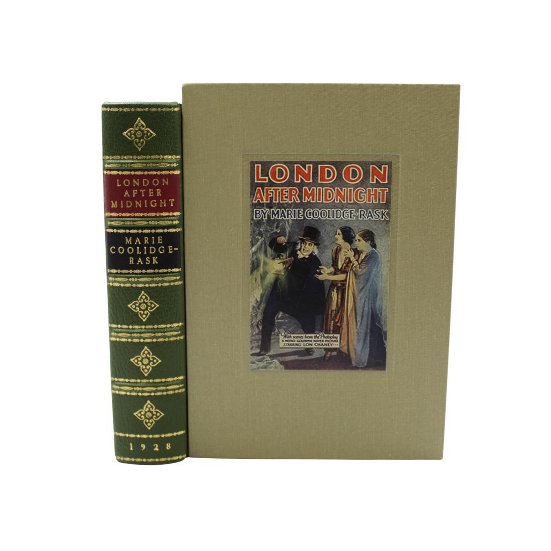 Präsentiert wird eine Photoplay-Erstausgabe von London After Midnight von Marie Coolidge Rask. Dieser Druck wurde 1928 von Grosset & Dunlap in New York veröffentlicht. Das Buch wurde wunderschön in auffälligem ¼ grünem Leder und Leinenbrettern neu