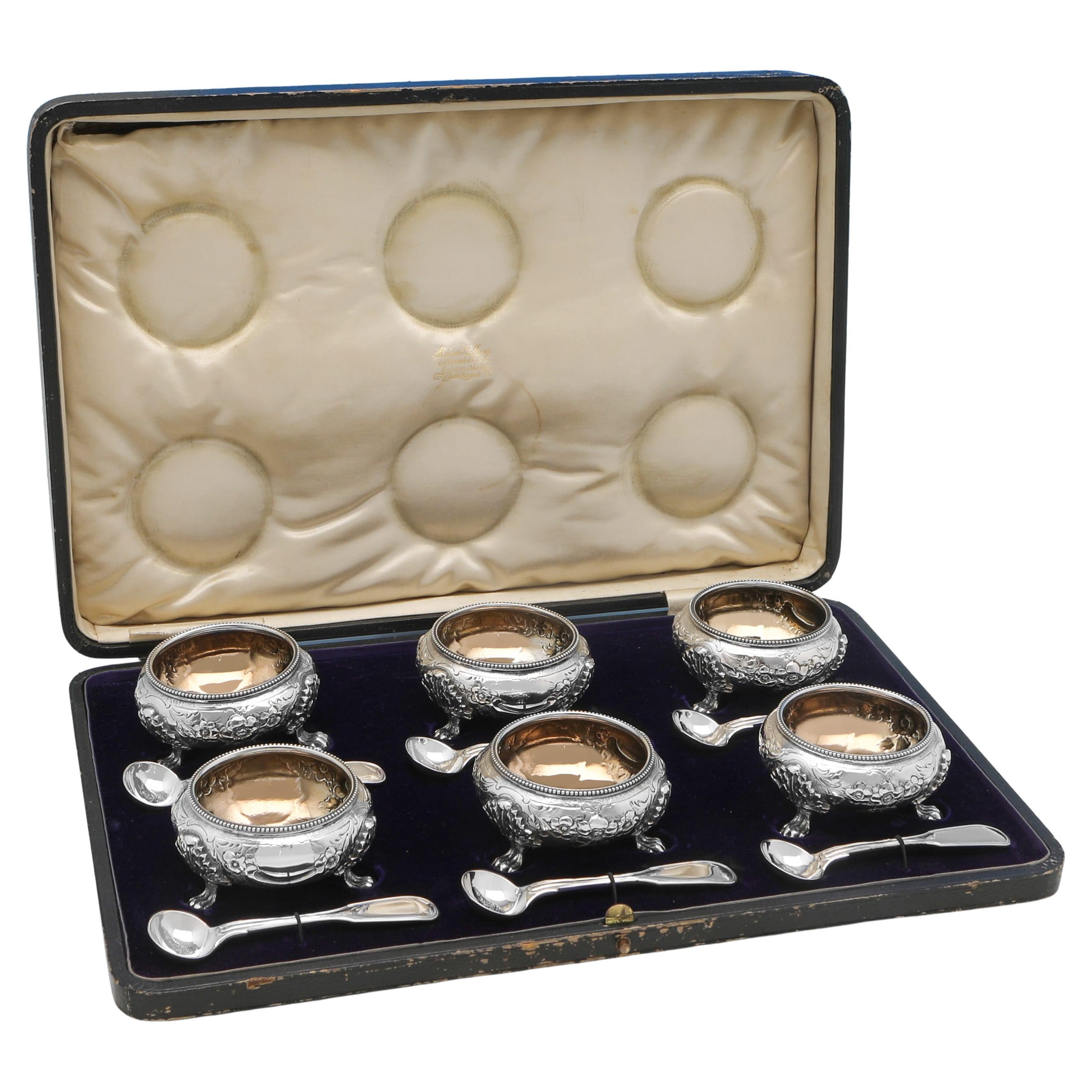 Antichi porta sale e cucchiai in argento sterling di Londra della Goldsmiths Alliance 1880