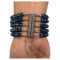 Mehrreihiges Londoner Armband aus blauem Quarz und Diamanten