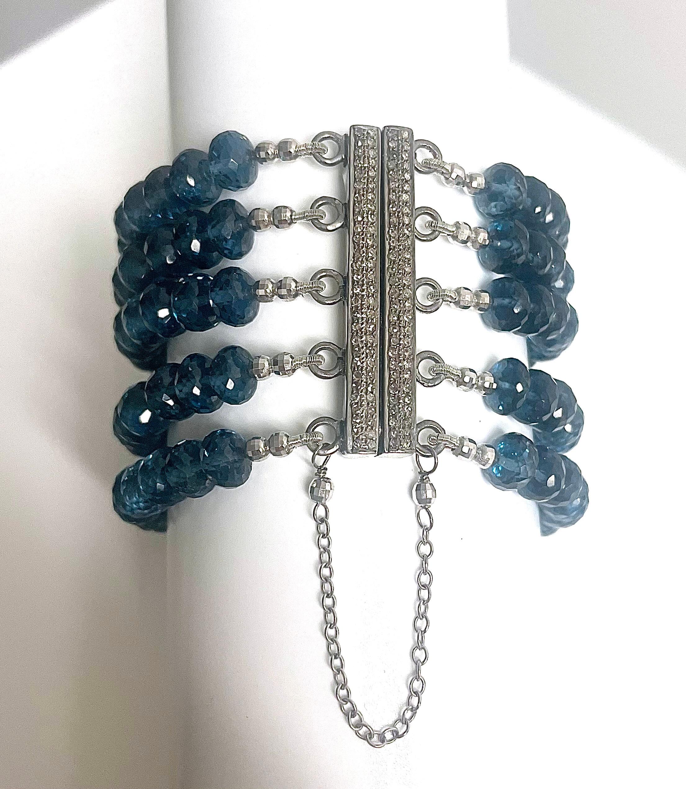 Bracciale multifilo con quarzo blu di Londra e diamanti in vendita 9