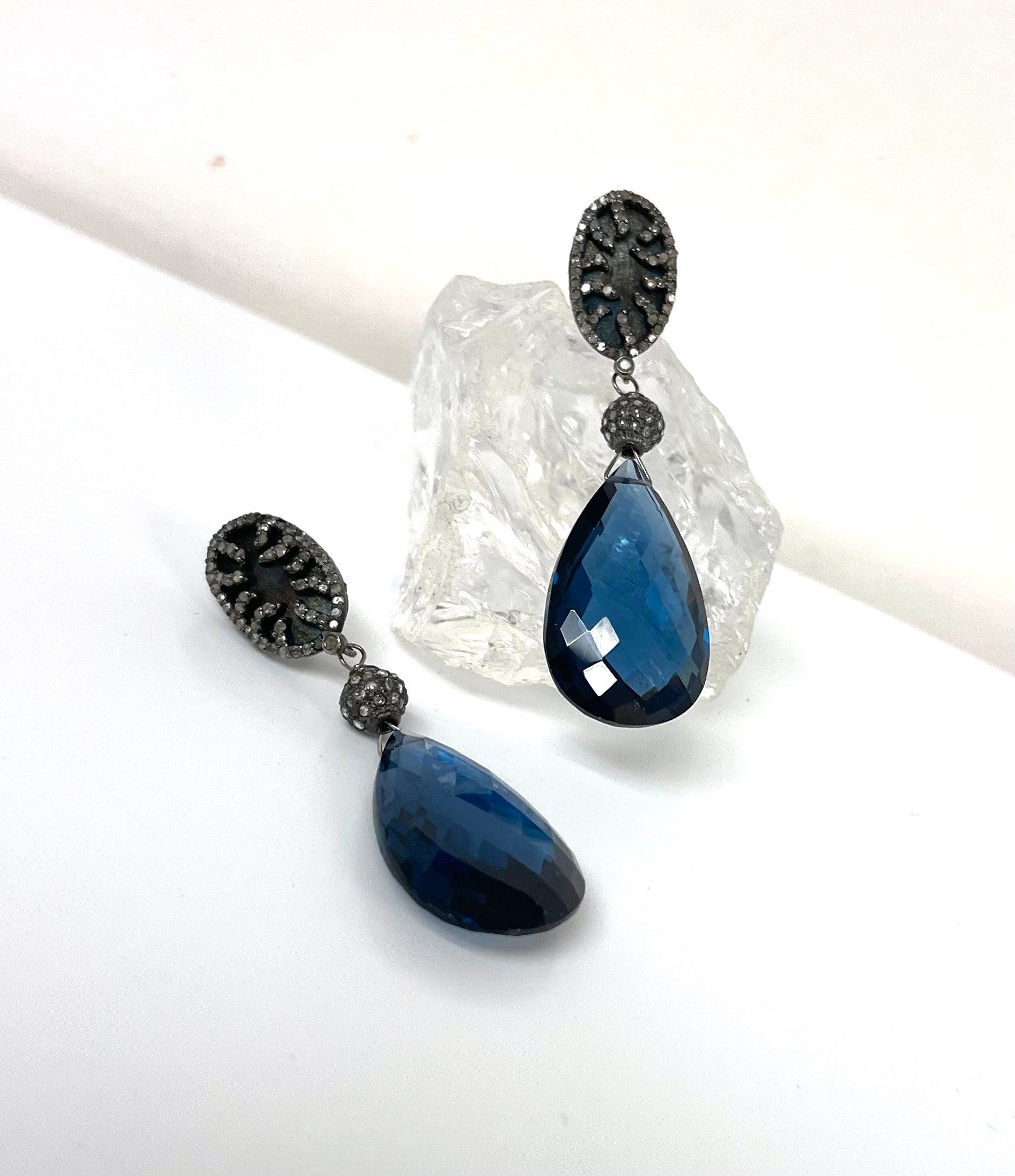 Boucles d'oreilles Paradizia en quartz bleu de Londres et diamants pavés en titane en vente 10