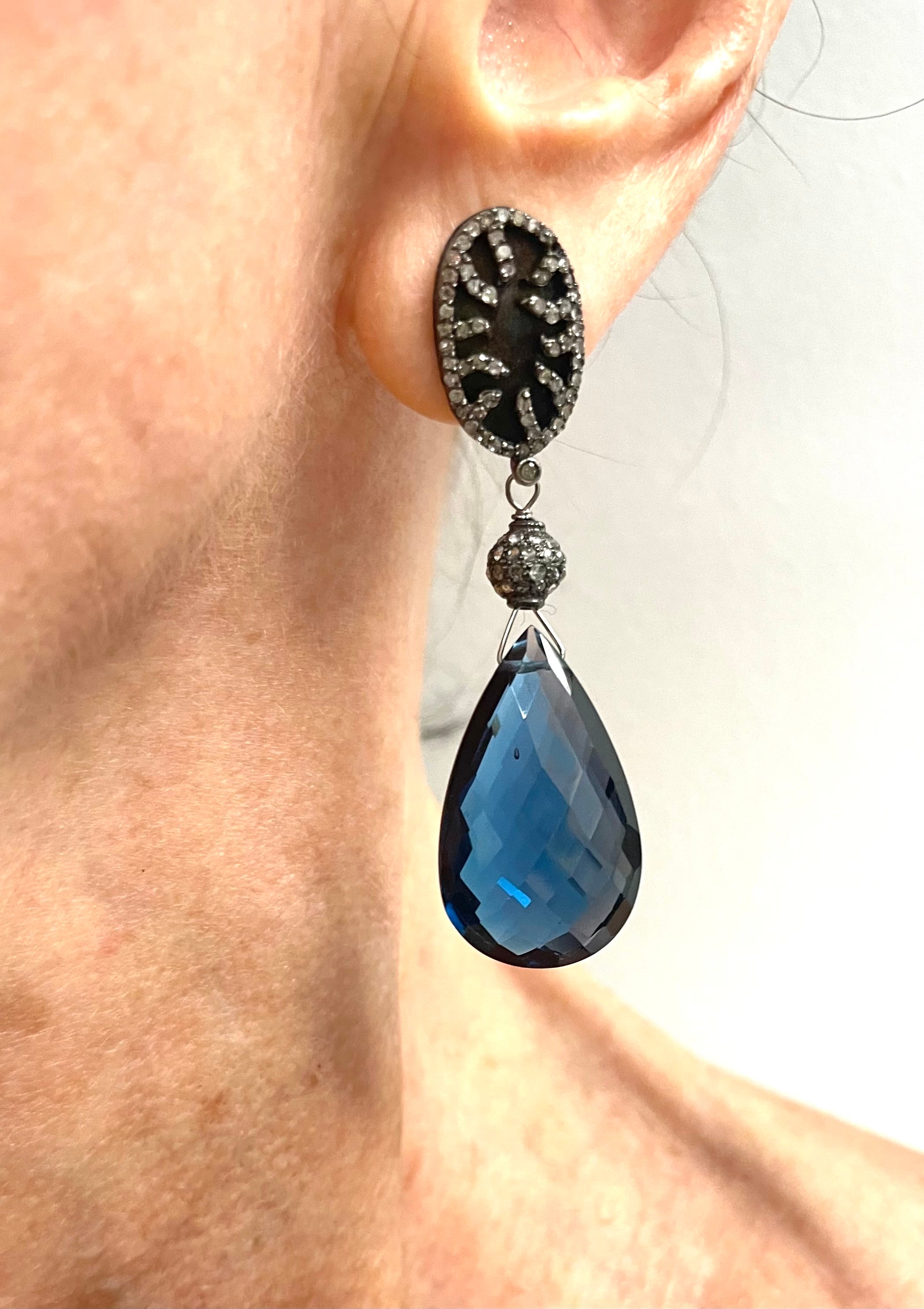 Boucles d'oreilles Paradizia en quartz bleu de Londres et diamants pavés en titane Pour femmes en vente