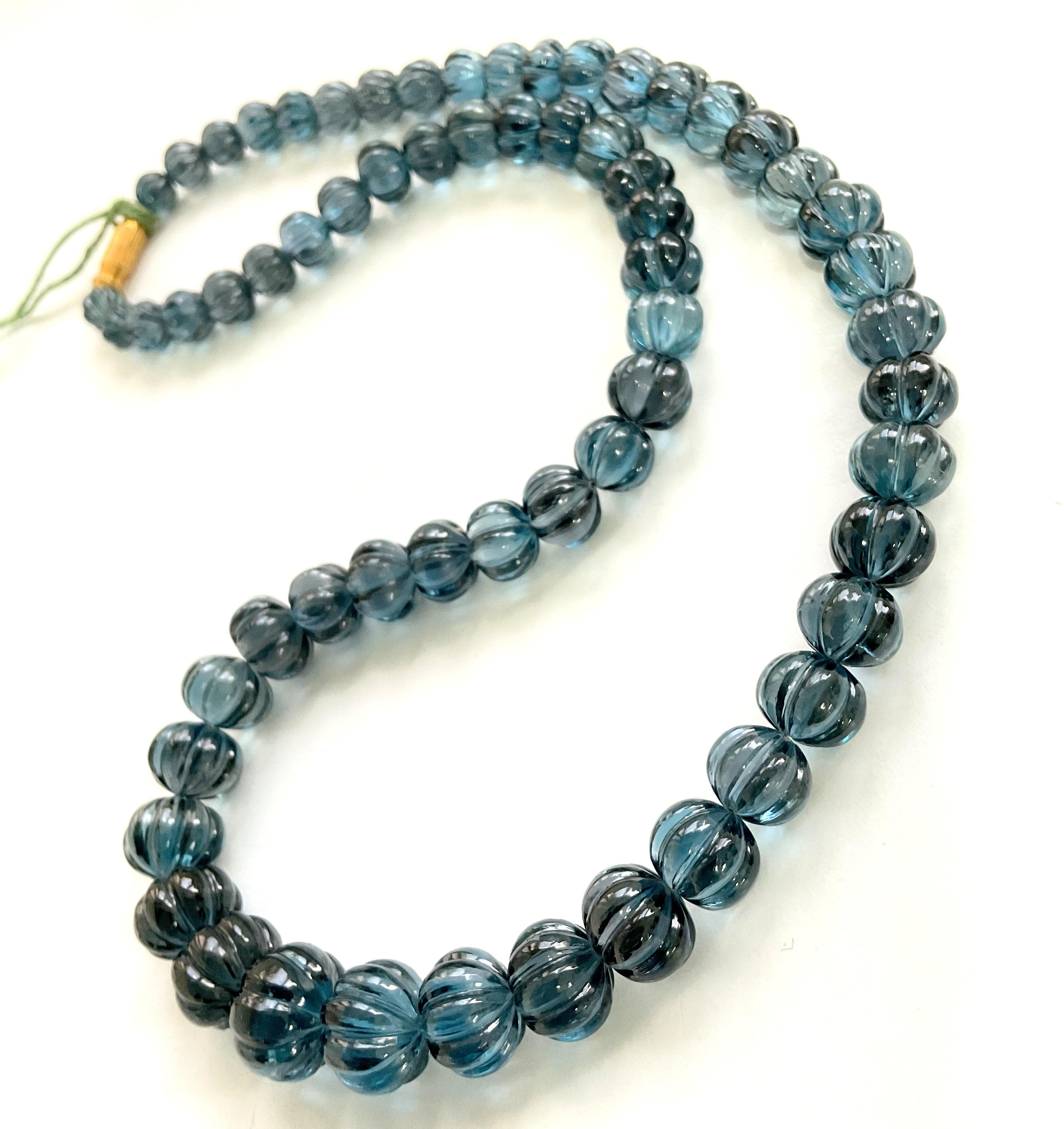 London Blue Topaz 351,24 Karat Bead Carved For Fine Jewelry Natürlicher Edelstein für Damen oder Herren im Angebot