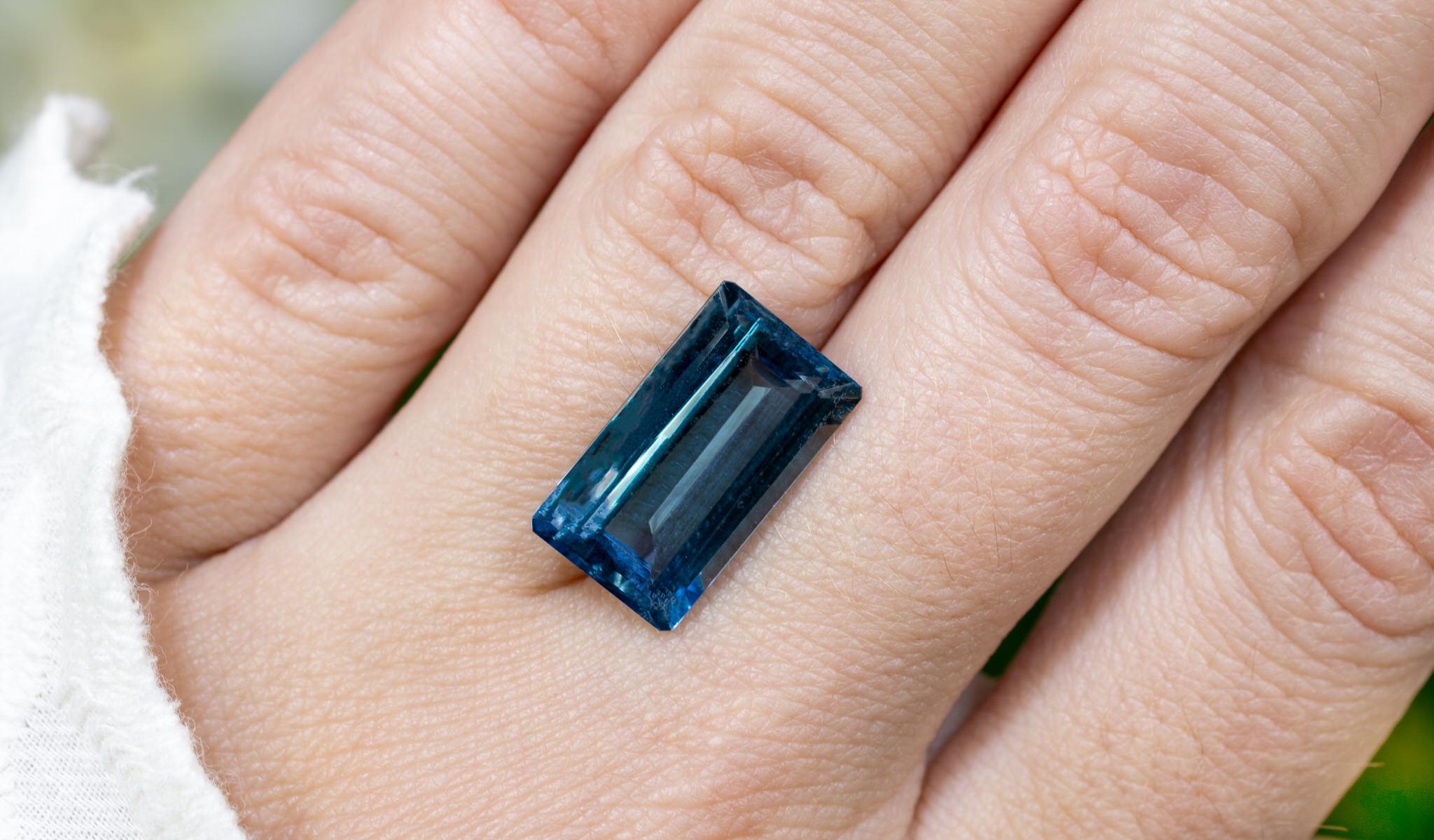 Contemporaneo Topazio blu di Londra 7.9 carati taglio smeraldo Gemma sfusa in vendita