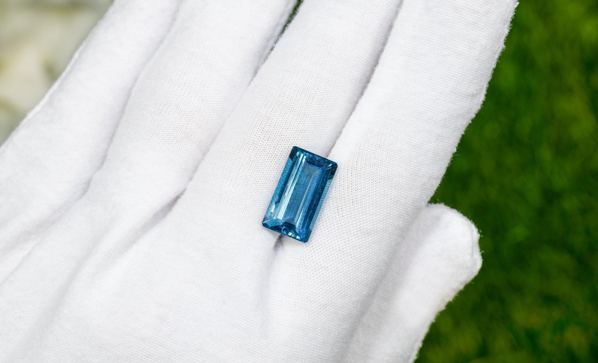 Taglio smeraldo Topazio blu di Londra 7.9 carati taglio smeraldo Gemma sfusa in vendita