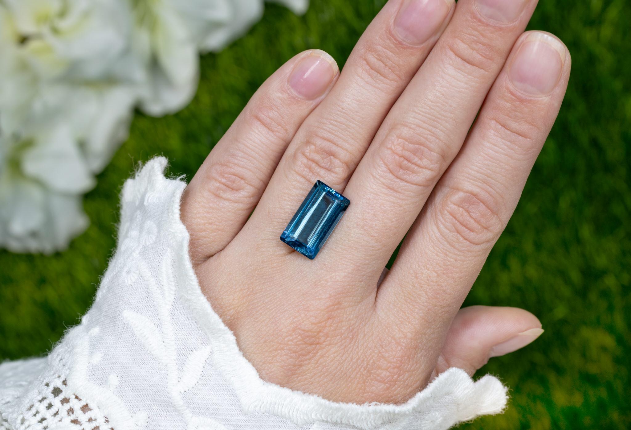 Topazio blu di Londra 7.9 carati taglio smeraldo Gemma sfusa In condizioni ottime in vendita a Aliso Viejo, CA