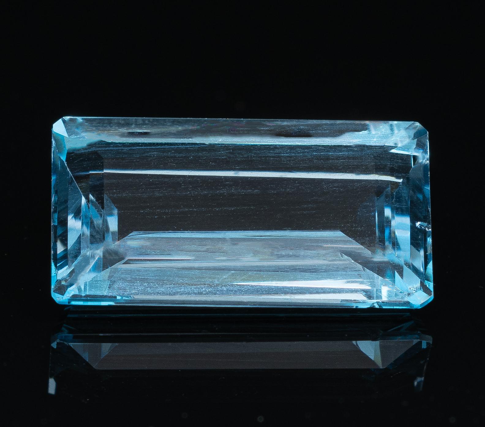London Blue Topaz 7.9 Carat Emerald Cut Loose Gemstone (Topaze bleue de Londres) Unisexe en vente