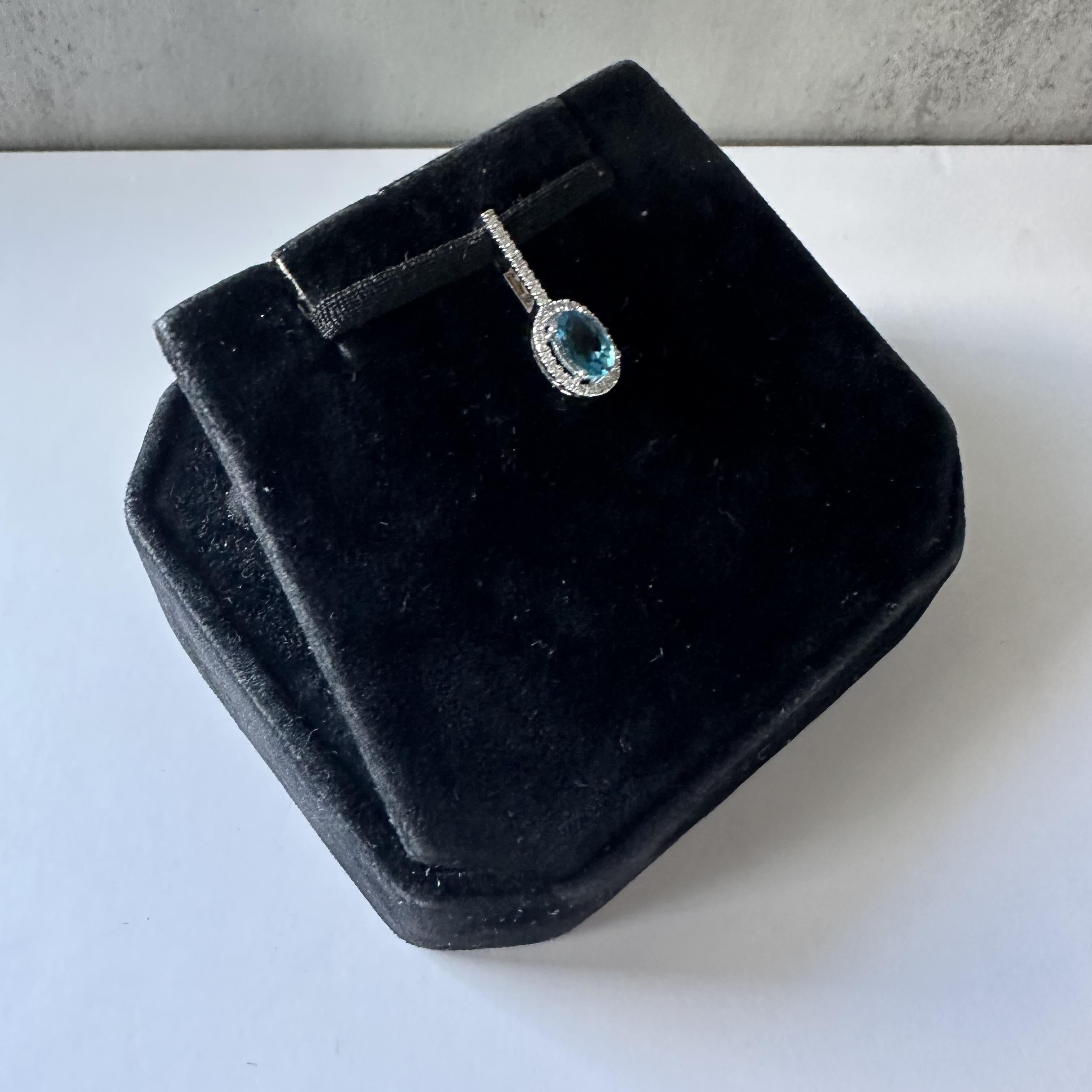 Elevate your jewelry collection with this stunning London Blue Topaz and Diamond Pendant in 14kt White Gold. With its vibrant hue and sparkling diamonds, this pendant adds a touch of elegance to any outfit.
Design and Quality: This pendant features