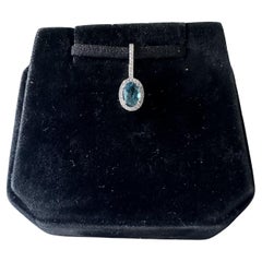 London, Anhänger aus 14 Karat Weißgold mit blauem Topas und Diamanten, 0,07 Karat Diamanten, neu