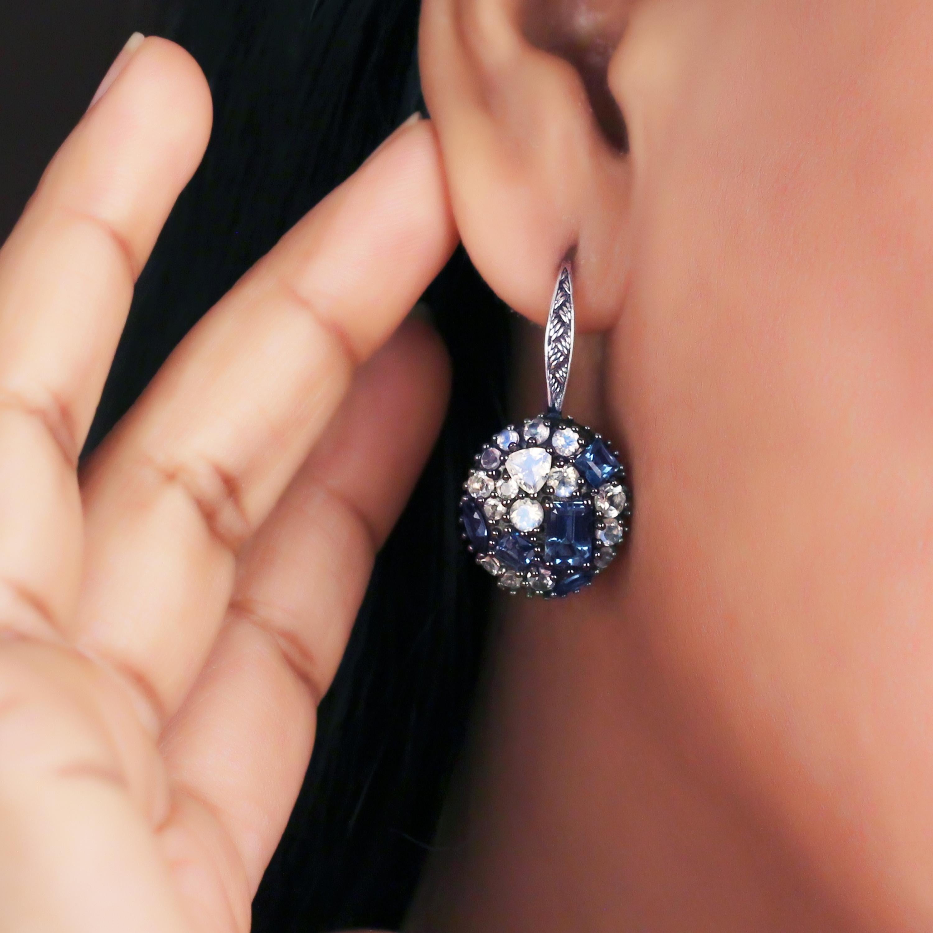 Taille mixte Boucles d'oreilles London en argent sterling avec topaze bleue et quartz de lune en vente