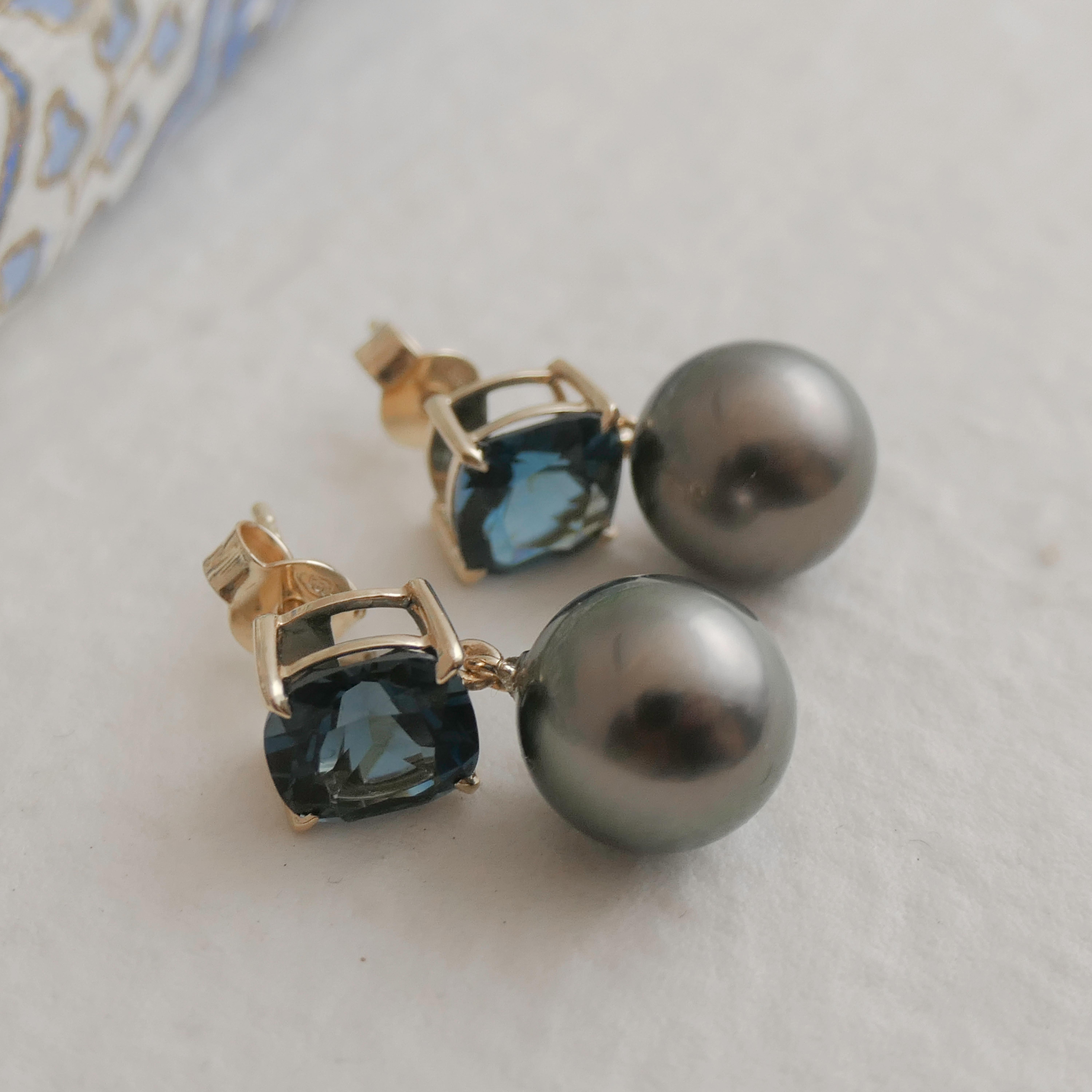 Orecchini a goccia in oro giallo 14kt con topazio blu di Londra e perla di Tahiti in vendita 1
