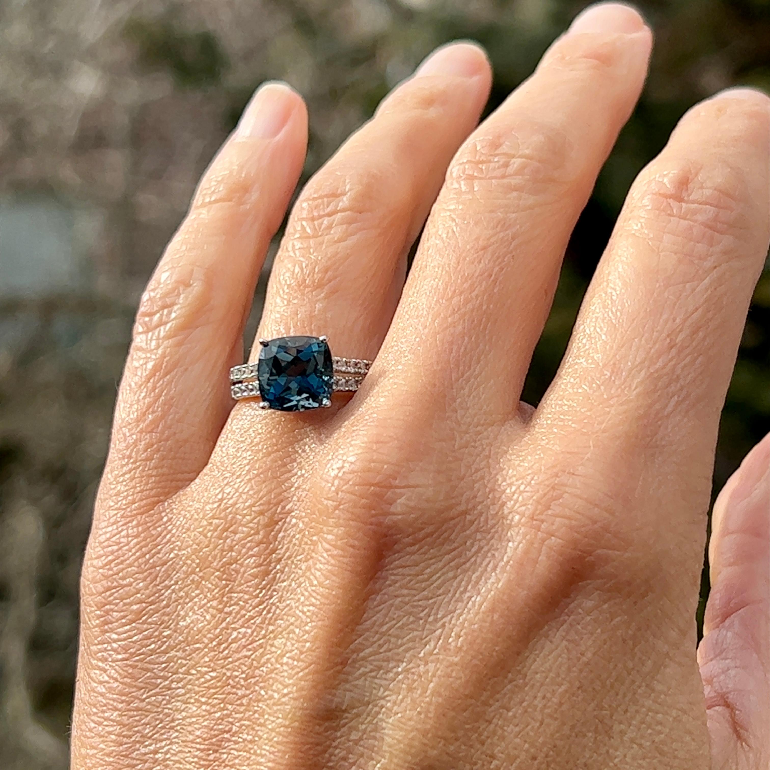 Londoner Ring aus 14 Karat Gold mit blauem Topas und weißem Saphir 4