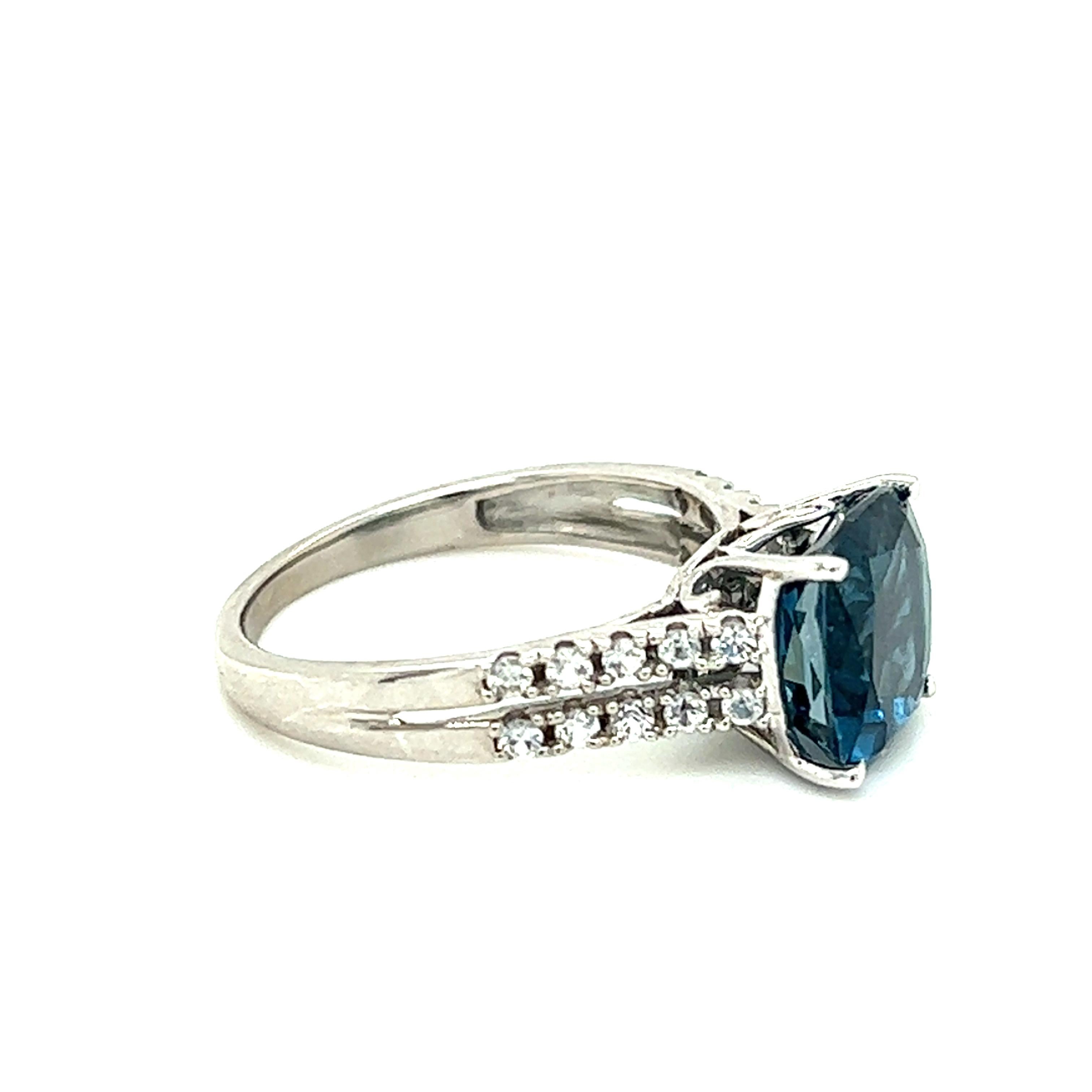 Londoner Ring aus 14 Karat Gold mit blauem Topas und weißem Saphir (Zeitgenössisch)