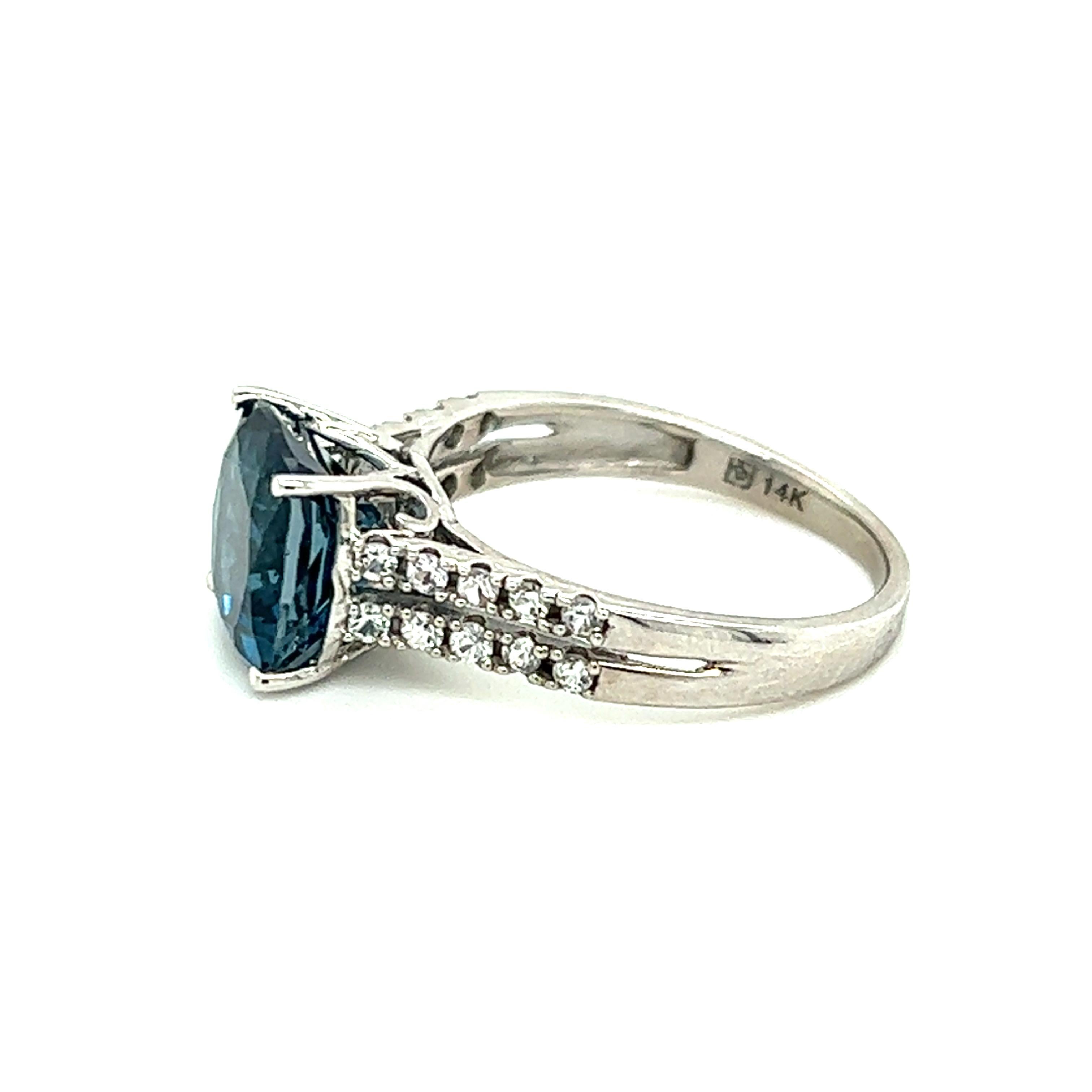 Londoner Ring aus 14 Karat Gold mit blauem Topas und weißem Saphir (Rundschliff)