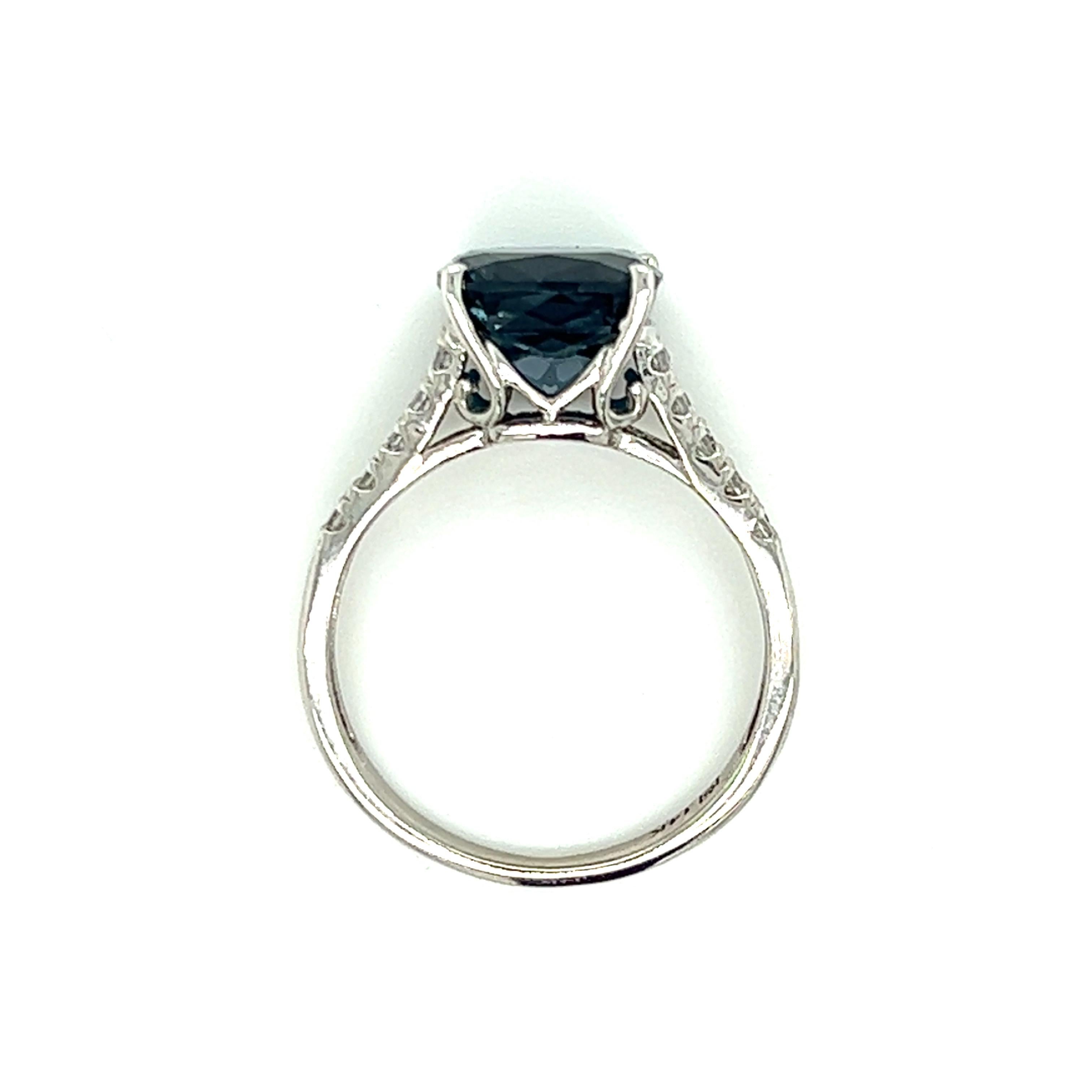 Londoner Ring aus 14 Karat Gold mit blauem Topas und weißem Saphir im Zustand „Gut“ in Towson, MD