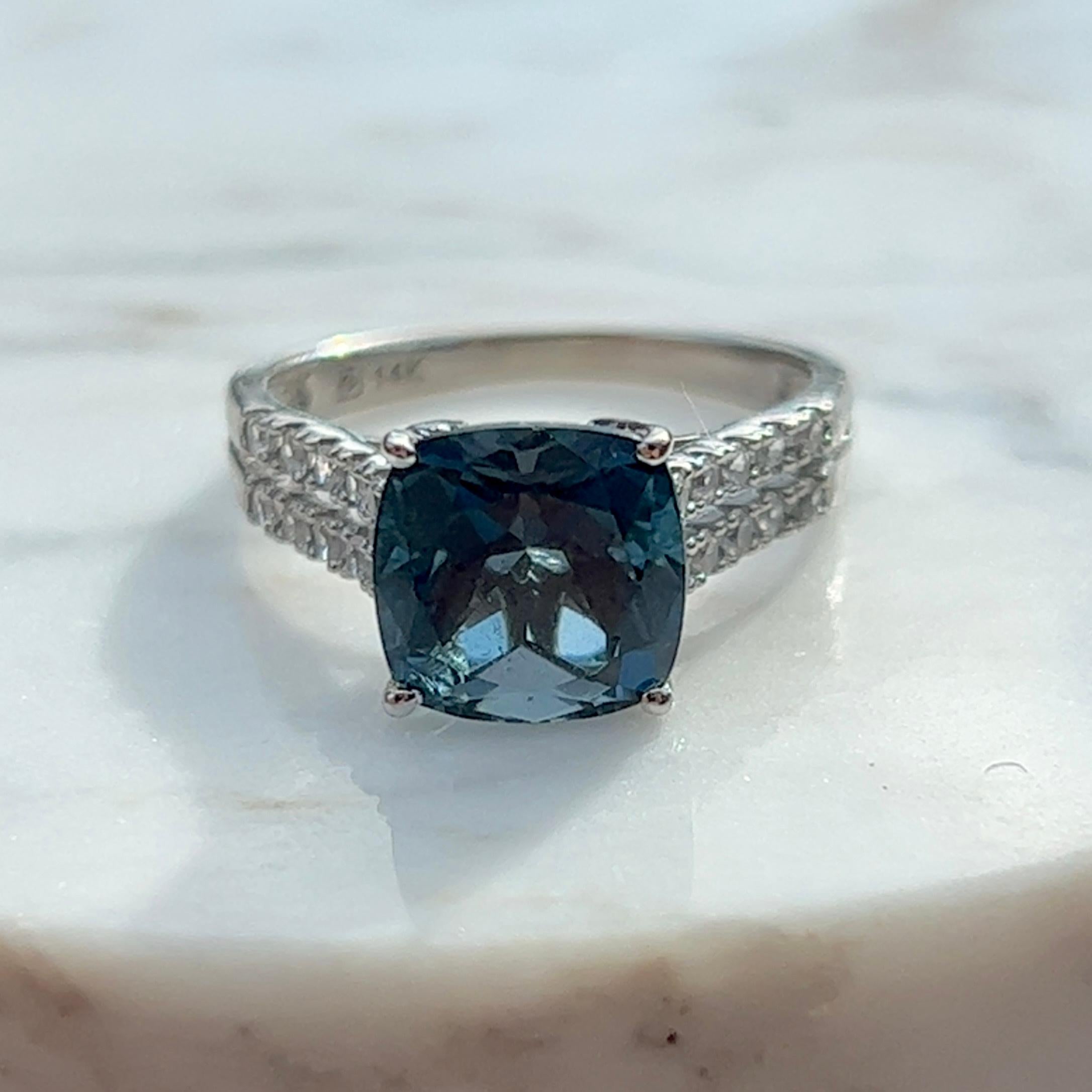 Londoner Ring aus 14 Karat Gold mit blauem Topas und weißem Saphir Damen