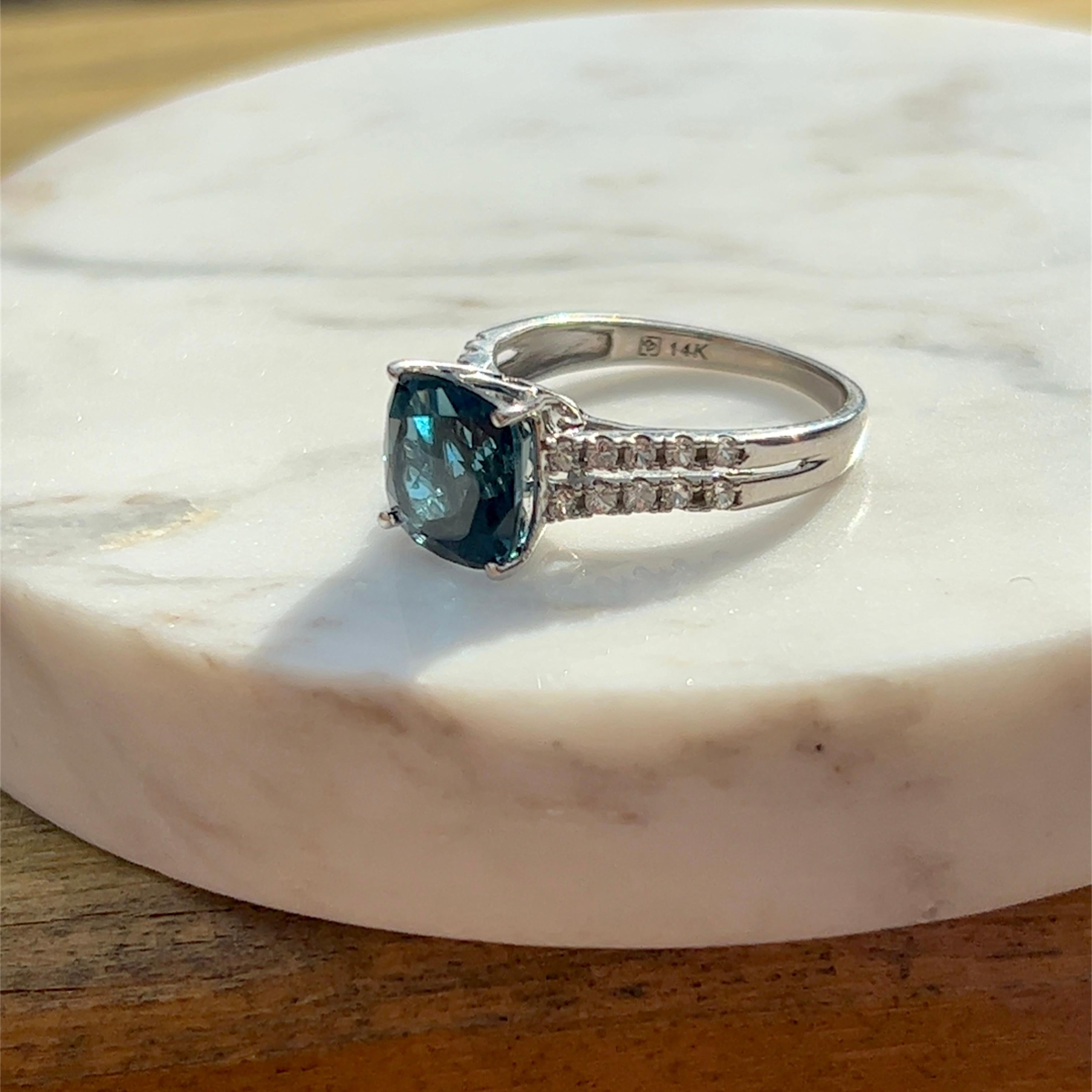 Londoner Ring aus 14 Karat Gold mit blauem Topas und weißem Saphir 1