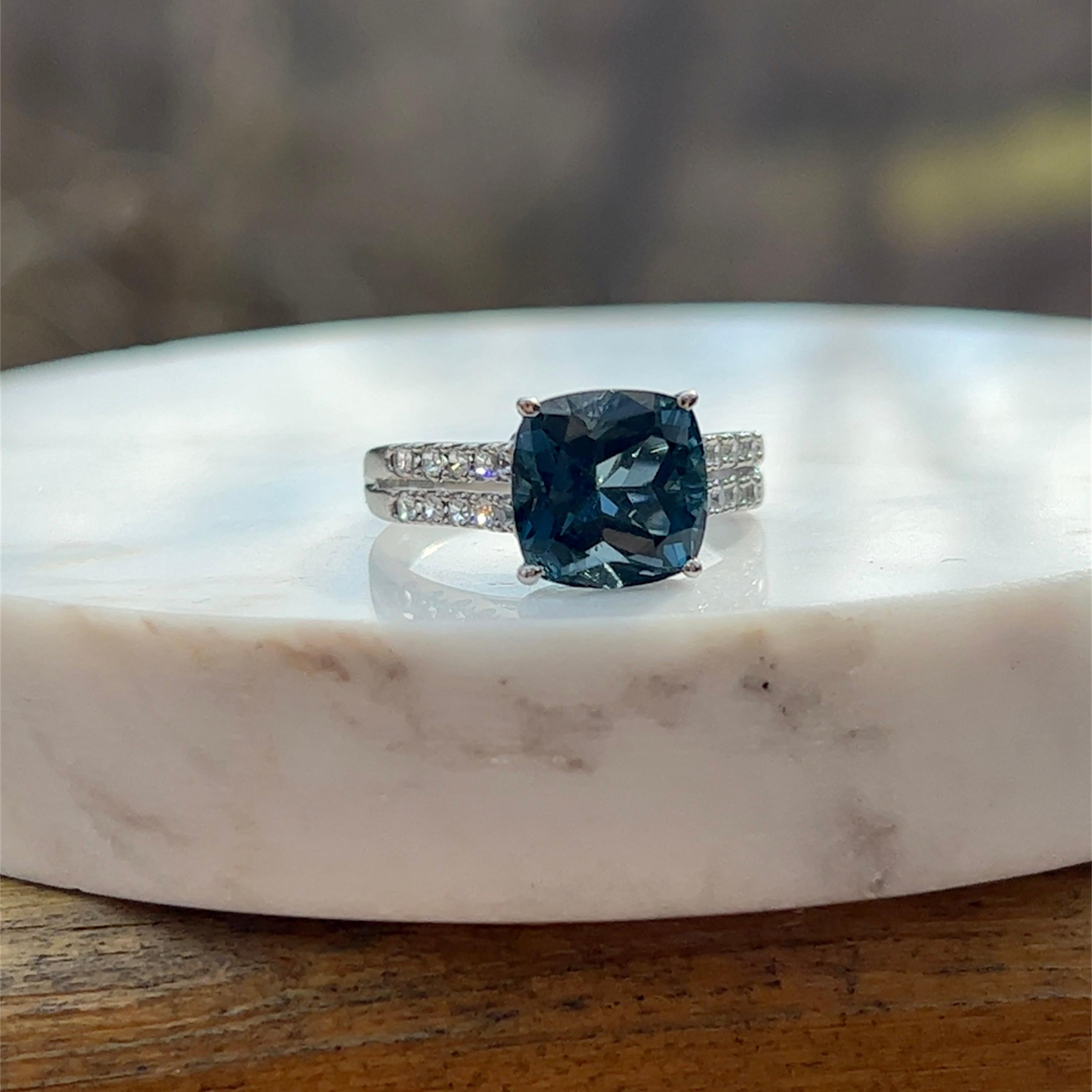 Londoner Ring aus 14 Karat Gold mit blauem Topas und weißem Saphir 2