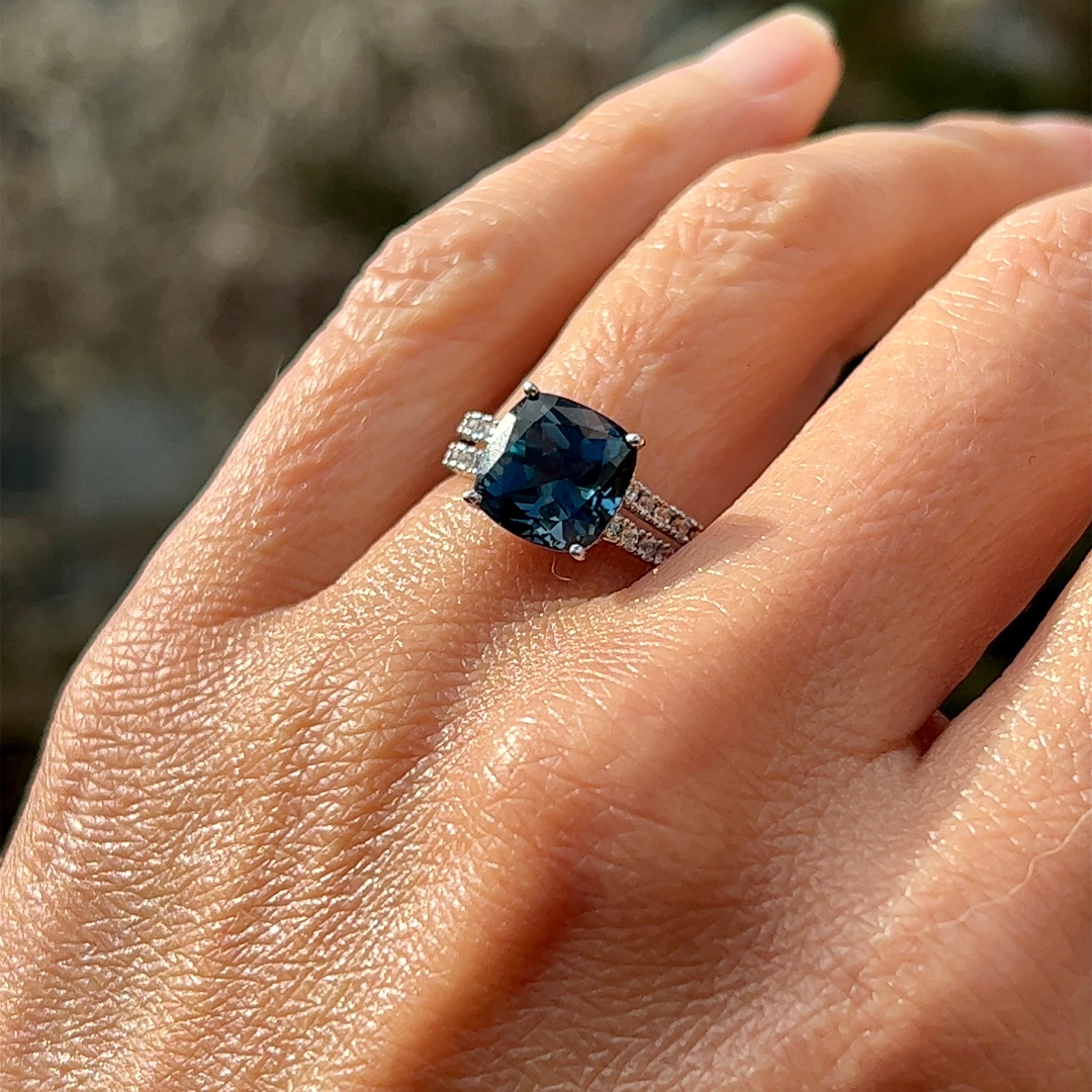 Londoner Ring aus 14 Karat Gold mit blauem Topas und weißem Saphir 3
