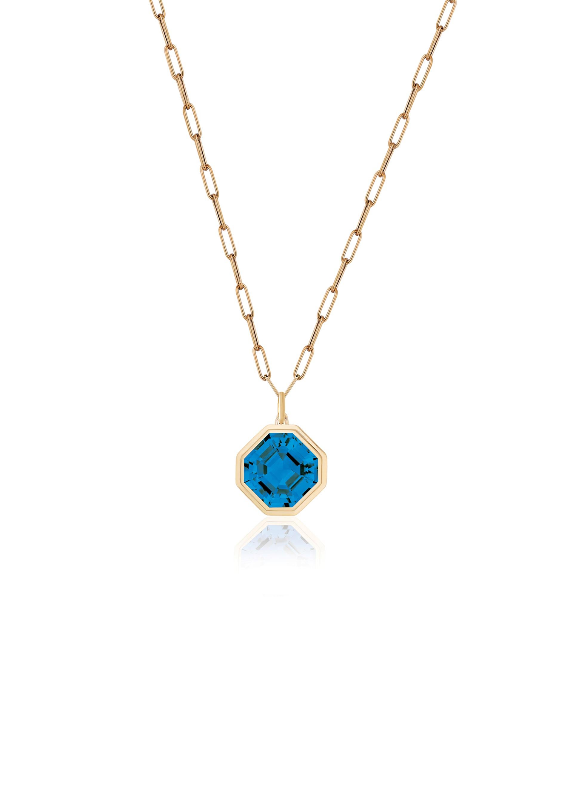 Mélange captivant de sophistication moderne et d'élégance intemporelle, le pendentif serti de topazes bleues de Manhattan London est une pièce d'apparat raffinée. Présentant une riche topaze bleue de Londres taillée en Asscher de 12x12 mm, ce