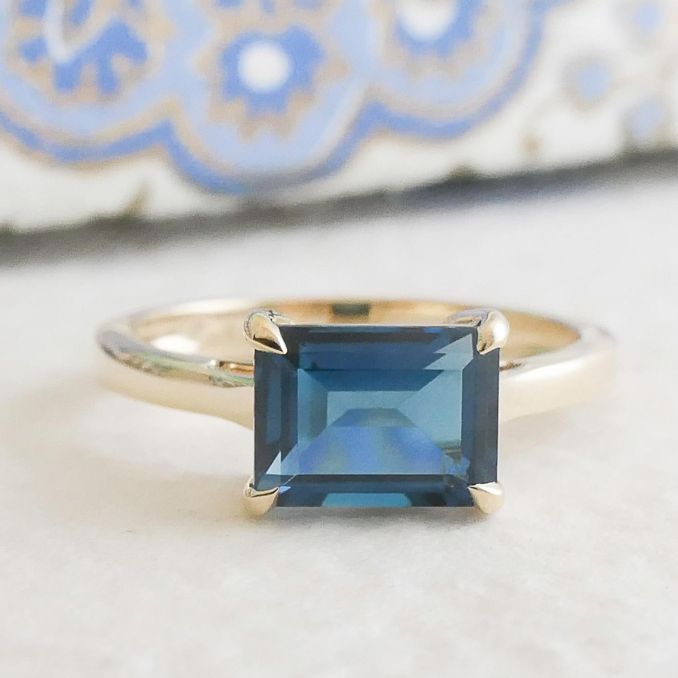Il topazio blu di Londra di 6x8 mm è incastonato in oro giallo 14 carati.

La misura dell'anello è 7