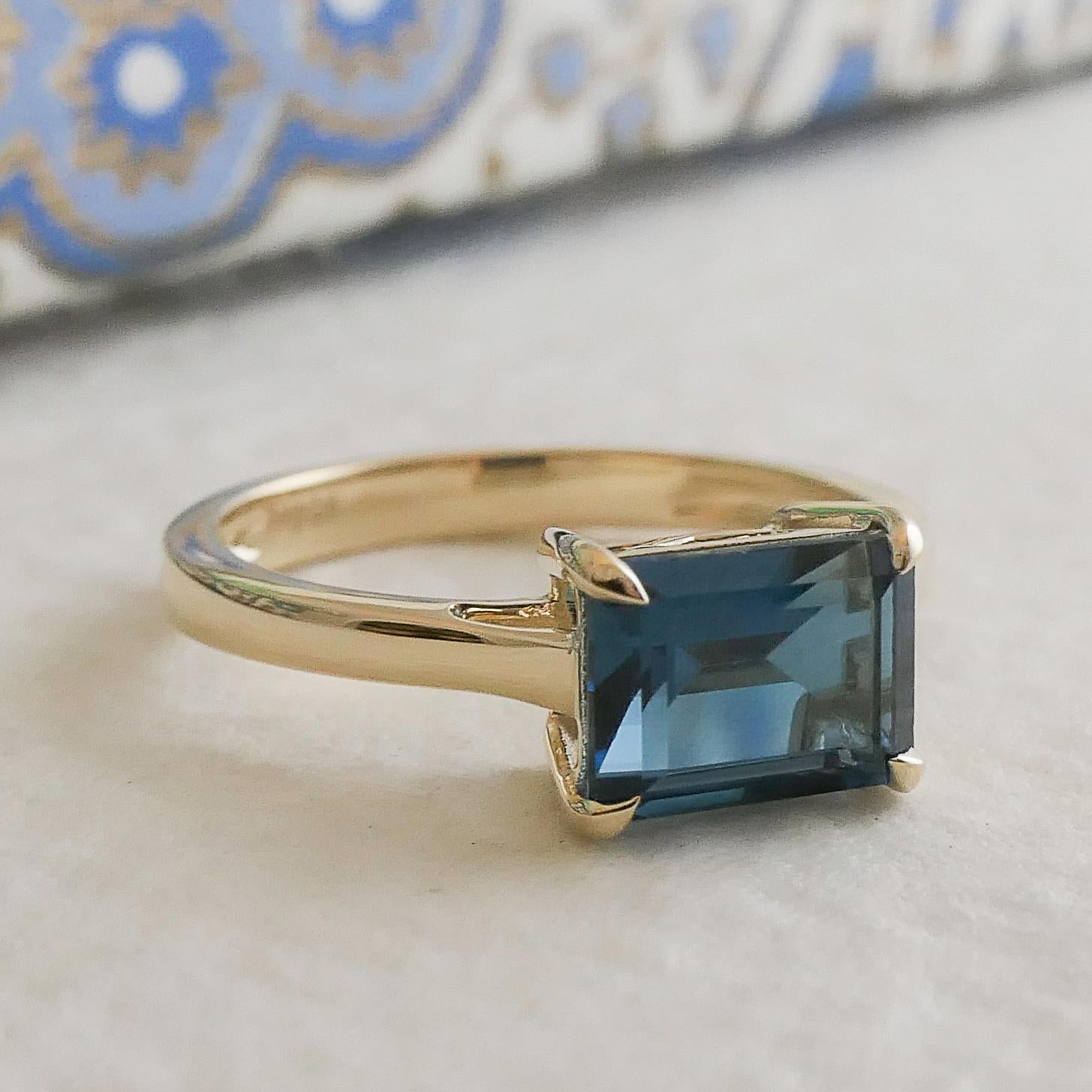 Taglio baguette Anello London Blue Topaz Baguette in oro giallo 14kt - Misura 7 in vendita