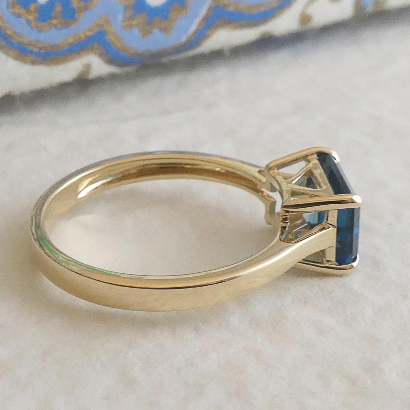 Anello London Blue Topaz Baguette in oro giallo 14kt - Misura 7 In condizioni Nuovo in vendita a Oslo, 03
